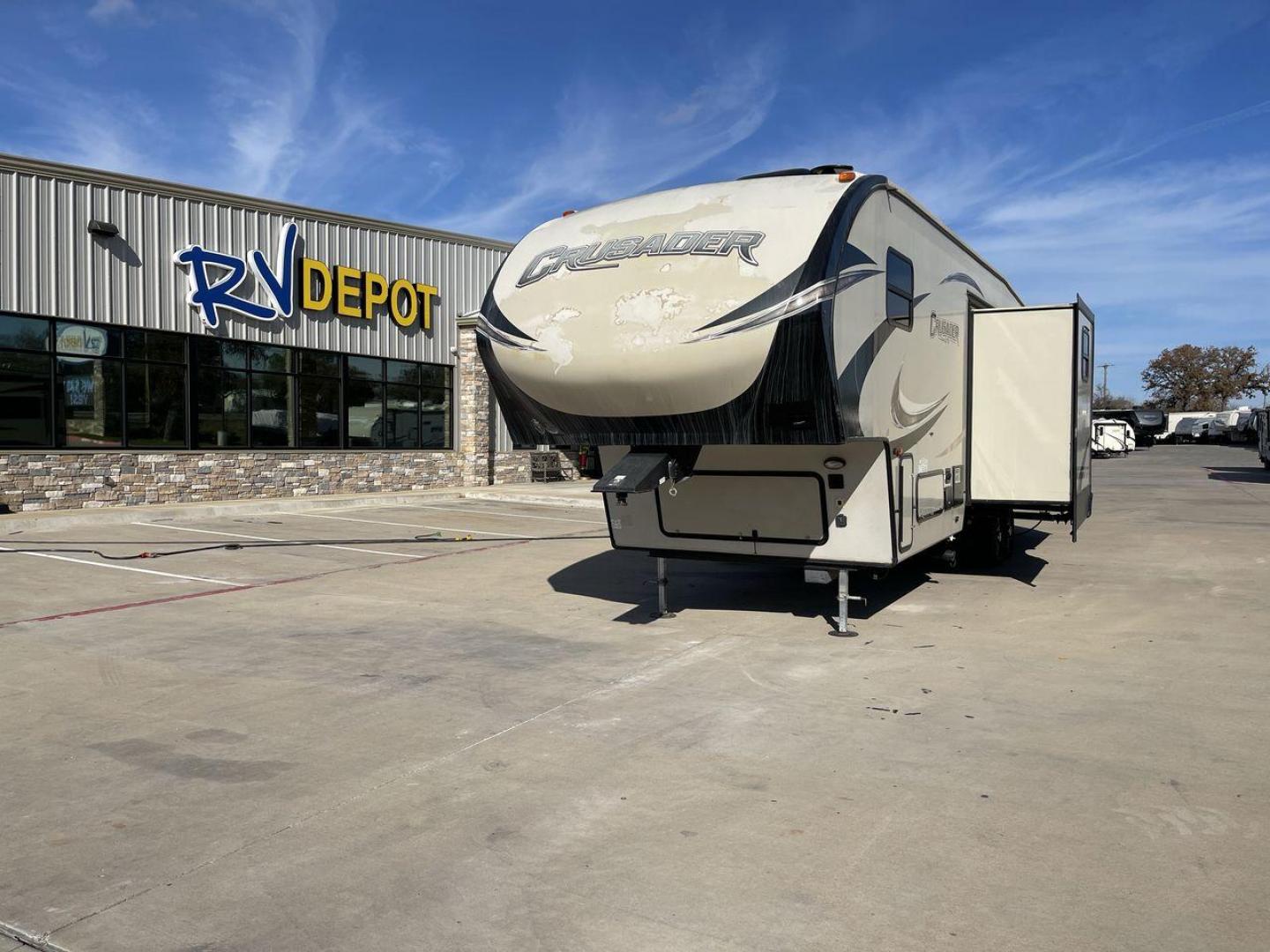 2018 FOREST RIVER CRUSADER LITE (5ZT3CSZB8JG) , Length: 38 ft. | Dry Weight: 10,297 lbs. | Gross Weight: 13,482 lbs. | Slides: 3 transmission, located at 4319 N Main St, Cleburne, TX, 76033, (817) 678-5133, 32.385960, -97.391212 - The 2018 Forest River Crusader Lite 34MB is a fifth wheel that is meticulously designed to redefine your camping experience with a perfect blend of comfort, style, and functionality. Whether you're planning a weekend getaway or an extended road trip, the Crusader Lite 34MB stands out as the epitome - Photo#0