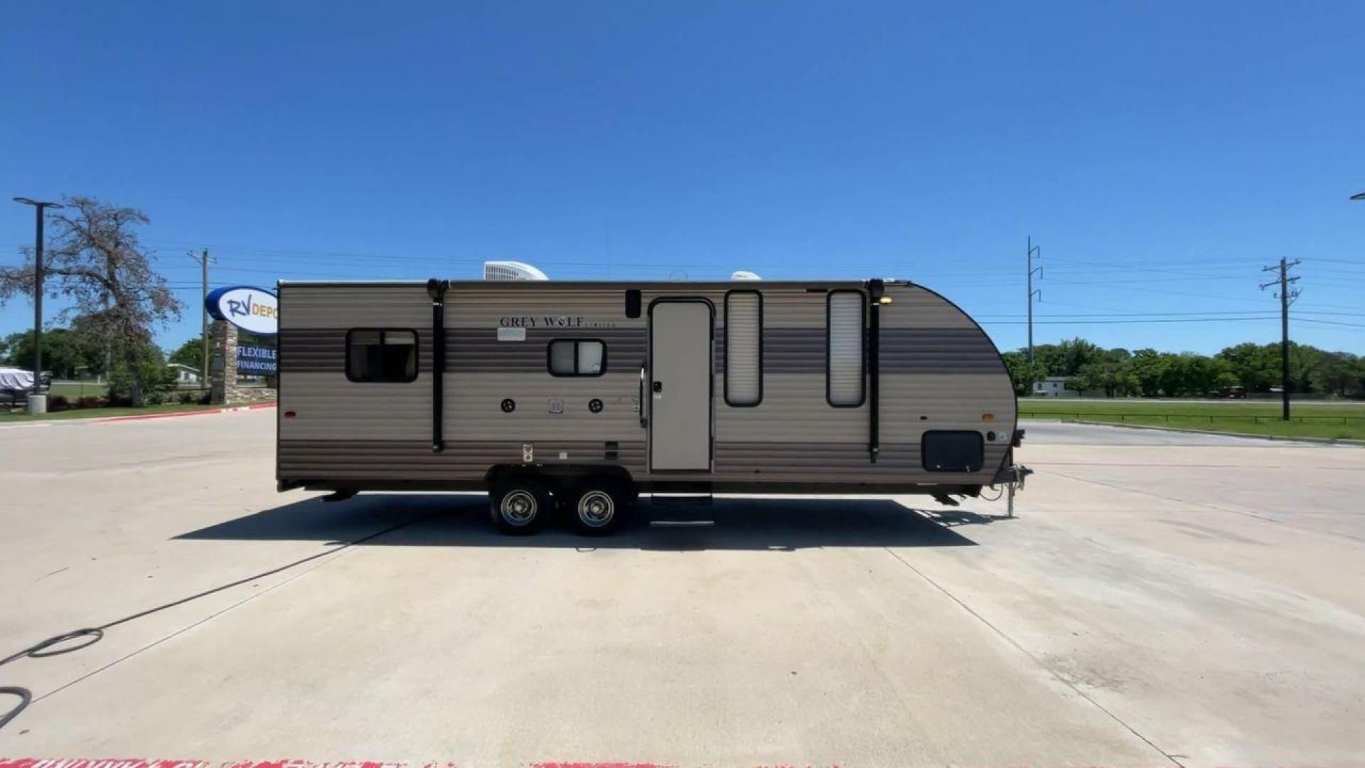 2018 FOREST RIVER GREY WOLF 22RR (4X4TCKX2XJK) , Length: 28.83 ft. ft | Dry Weight: 4,871 lbs | Gross Weight: 7,686 lbs.| Slides: 0 transmission, located at 4319 N Main St, Cleburne, TX, 76033, (817) 678-5133, 32.385960, -97.391212 - Introducing the 2018 Forest River Grey Wolf 22RR, a flexible and well-designed travel trailer ideal for explorers who want both comfort and functionality on the road. With a length of 28.83 feet and a dry weight of 4,871 pounds, this RV maintains a balance between spaciousness and lightweight towing - Photo#0