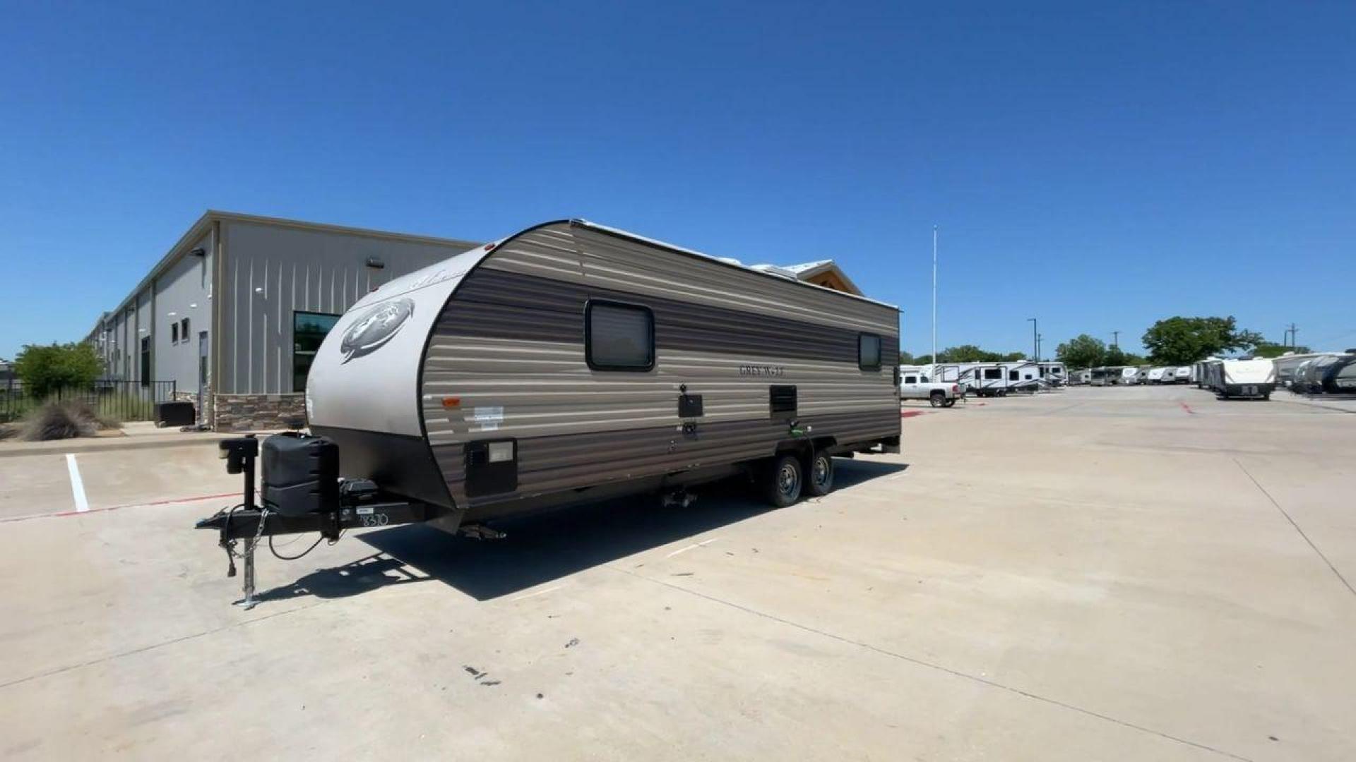 2018 FOREST RIVER GREY WOLF 22RR (4X4TCKX2XJK) , Length: 28.83 ft. ft | Dry Weight: 4,871 lbs | Gross Weight: 7,686 lbs.| Slides: 0 transmission, located at 4319 N Main St, Cleburne, TX, 76033, (817) 678-5133, 32.385960, -97.391212 - Introducing the 2018 Forest River Grey Wolf 22RR, a flexible and well-designed travel trailer ideal for explorers who want both comfort and functionality on the road. With a length of 28.83 feet and a dry weight of 4,871 pounds, this RV maintains a balance between spaciousness and lightweight towing - Photo#3