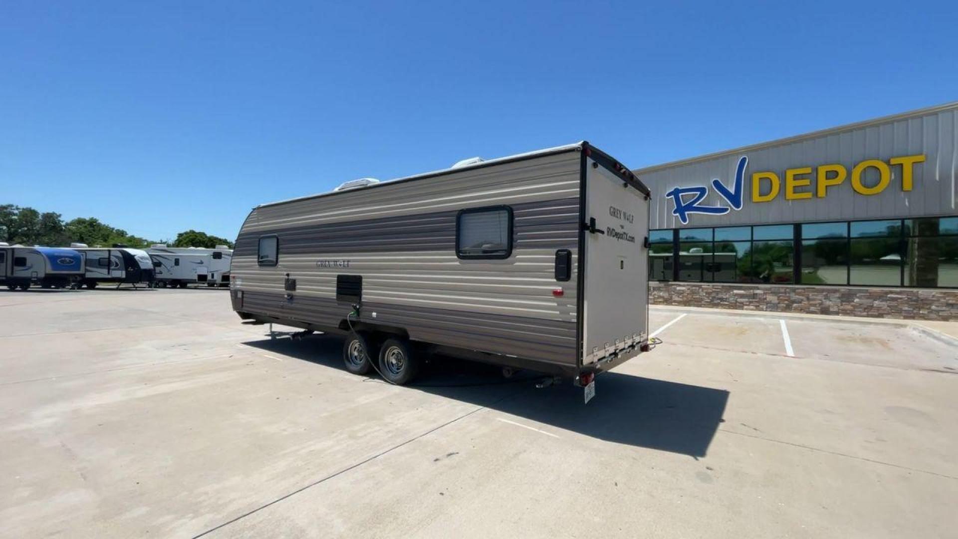 2018 FOREST RIVER GREY WOLF 22RR (4X4TCKX2XJK) , Length: 28.83 ft. ft | Dry Weight: 4,871 lbs | Gross Weight: 7,686 lbs.| Slides: 0 transmission, located at 4319 N Main St, Cleburne, TX, 76033, (817) 678-5133, 32.385960, -97.391212 - Introducing the 2018 Forest River Grey Wolf 22RR, a flexible and well-designed travel trailer ideal for explorers who want both comfort and functionality on the road. With a length of 28.83 feet and a dry weight of 4,871 pounds, this RV maintains a balance between spaciousness and lightweight towing - Photo#5