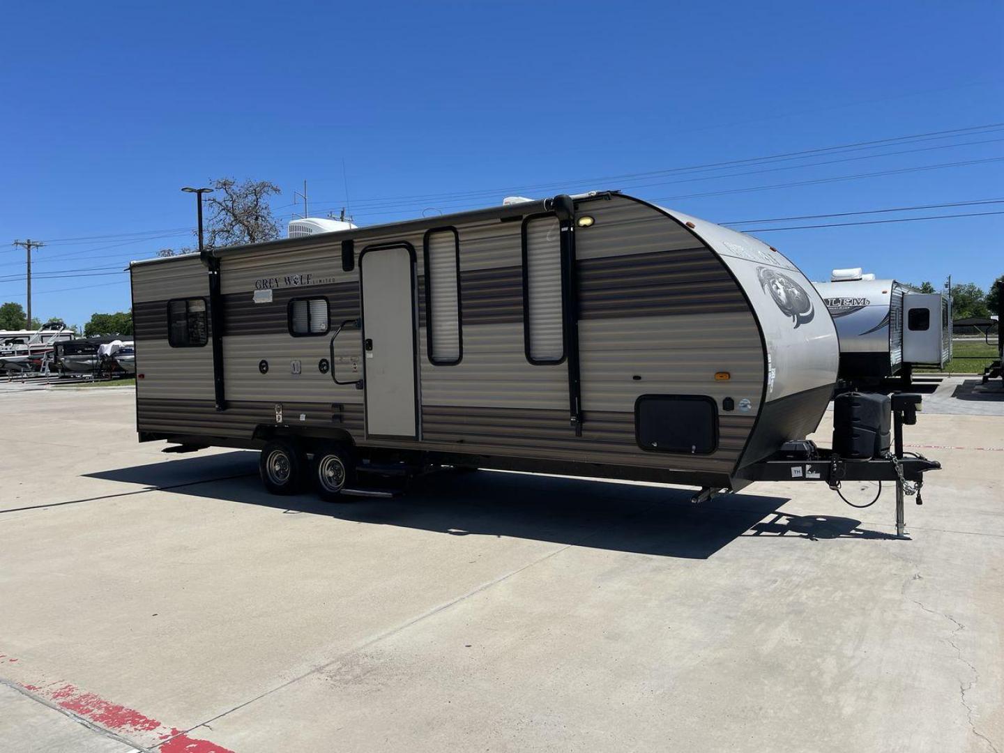 2018 FOREST RIVER GREY WOLF 22RR (4X4TCKX2XJK) , Length: 28.83 ft. ft | Dry Weight: 4,871 lbs | Gross Weight: 7,686 lbs.| Slides: 0 transmission, located at 4319 N Main St, Cleburne, TX, 76033, (817) 678-5133, 32.385960, -97.391212 - Introducing the 2018 Forest River Grey Wolf 22RR, a flexible and well-designed travel trailer ideal for explorers who want both comfort and functionality on the road. With a length of 28.83 feet and a dry weight of 4,871 pounds, this RV maintains a balance between spaciousness and lightweight towing - Photo#20