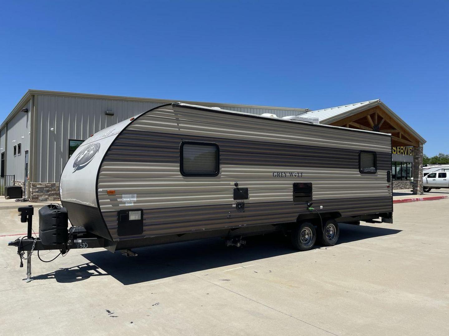 2018 FOREST RIVER GREY WOLF 22RR (4X4TCKX2XJK) , Length: 28.83 ft. ft | Dry Weight: 4,871 lbs | Gross Weight: 7,686 lbs.| Slides: 0 transmission, located at 4319 N Main St, Cleburne, TX, 76033, (817) 678-5133, 32.385960, -97.391212 - Introducing the 2018 Forest River Grey Wolf 22RR, a flexible and well-designed travel trailer ideal for explorers who want both comfort and functionality on the road. With a length of 28.83 feet and a dry weight of 4,871 pounds, this RV maintains a balance between spaciousness and lightweight towing - Photo#21