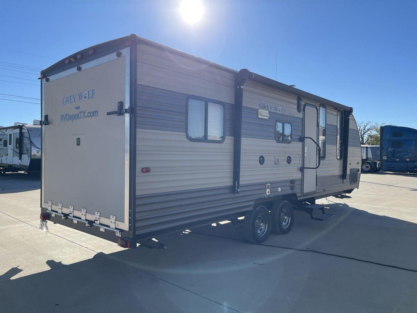 2018 FOREST RIVER GREY WOLF 22RR (4X4TCKX2XJK) , Length: 28.83 ft. ft | Dry Weight: 4,871 lbs | Gross Weight: 7,686 lbs.| Slides: 0 transmission, located at 4319 N Main St, Cleburne, TX, 76033, (817) 678-5133, 32.385960, -97.391212 - Introducing the 2018 Forest River Grey Wolf 22RR, a flexible and well-designed travel trailer ideal for explorers who want both comfort and functionality on the road. With a length of 28.83 feet and a dry weight of 4,871 pounds, this RV maintains a balance between spaciousness and lightweight towing - Photo#25