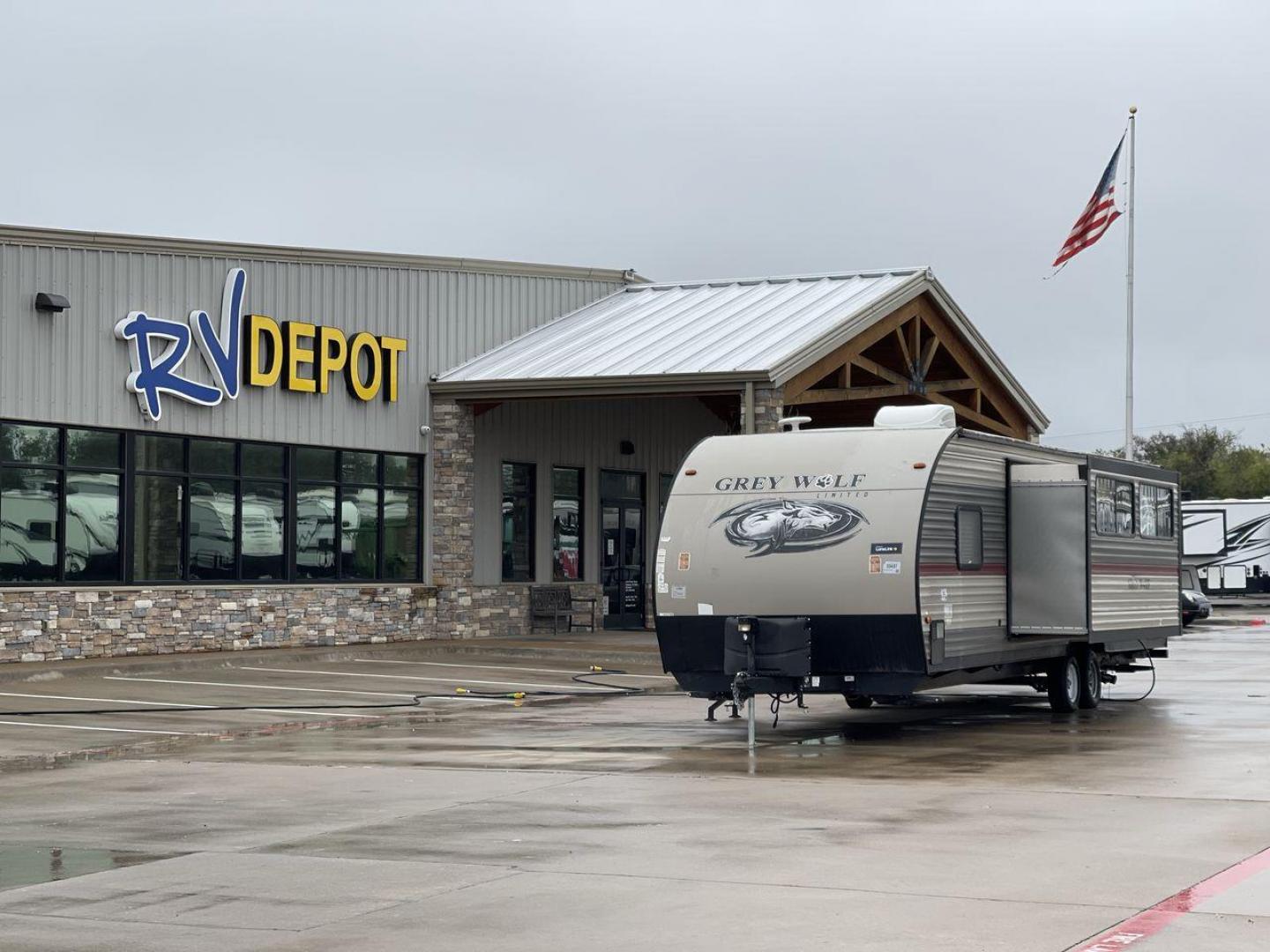 2018 FOREST RIVER GREY WOLF 29BH (4X4TCKE28JX) , Length: 33.92 ft. | Dry Weight: 6,314 lbs. | Gross Weight: 7,650 lbs. | Slides: 1 transmission, located at 4319 N Main St, Cleburne, TX, 76033, (817) 678-5133, 32.385960, -97.391212 - Photo#0