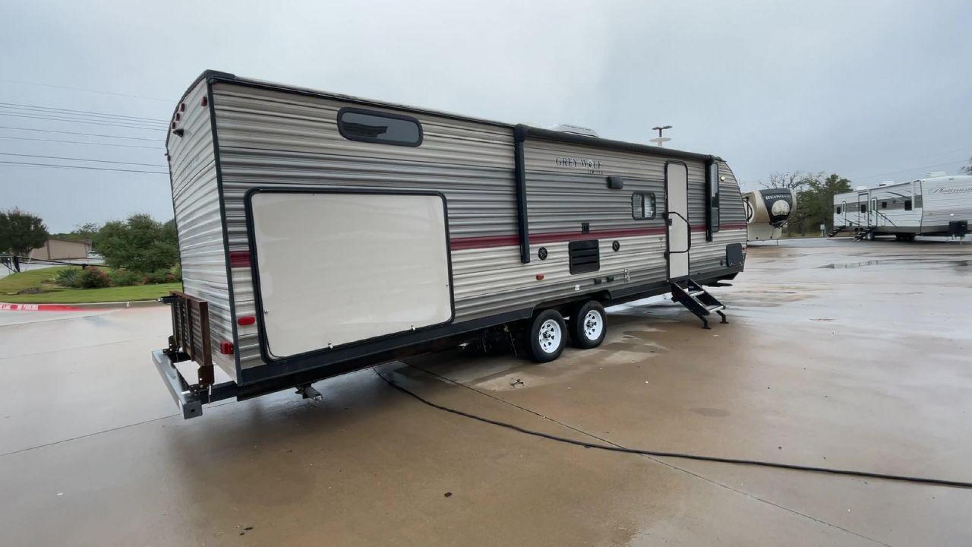 2018 FOREST RIVER GREY WOLF 29BH (4X4TCKE28JX) , Length: 33.92 ft. | Dry Weight: 6,314 lbs. | Gross Weight: 7,650 lbs. | Slides: 1 transmission, located at 4319 N Main St, Cleburne, TX, 76033, (817) 678-5133, 32.385960, -97.391212 - Photo#1