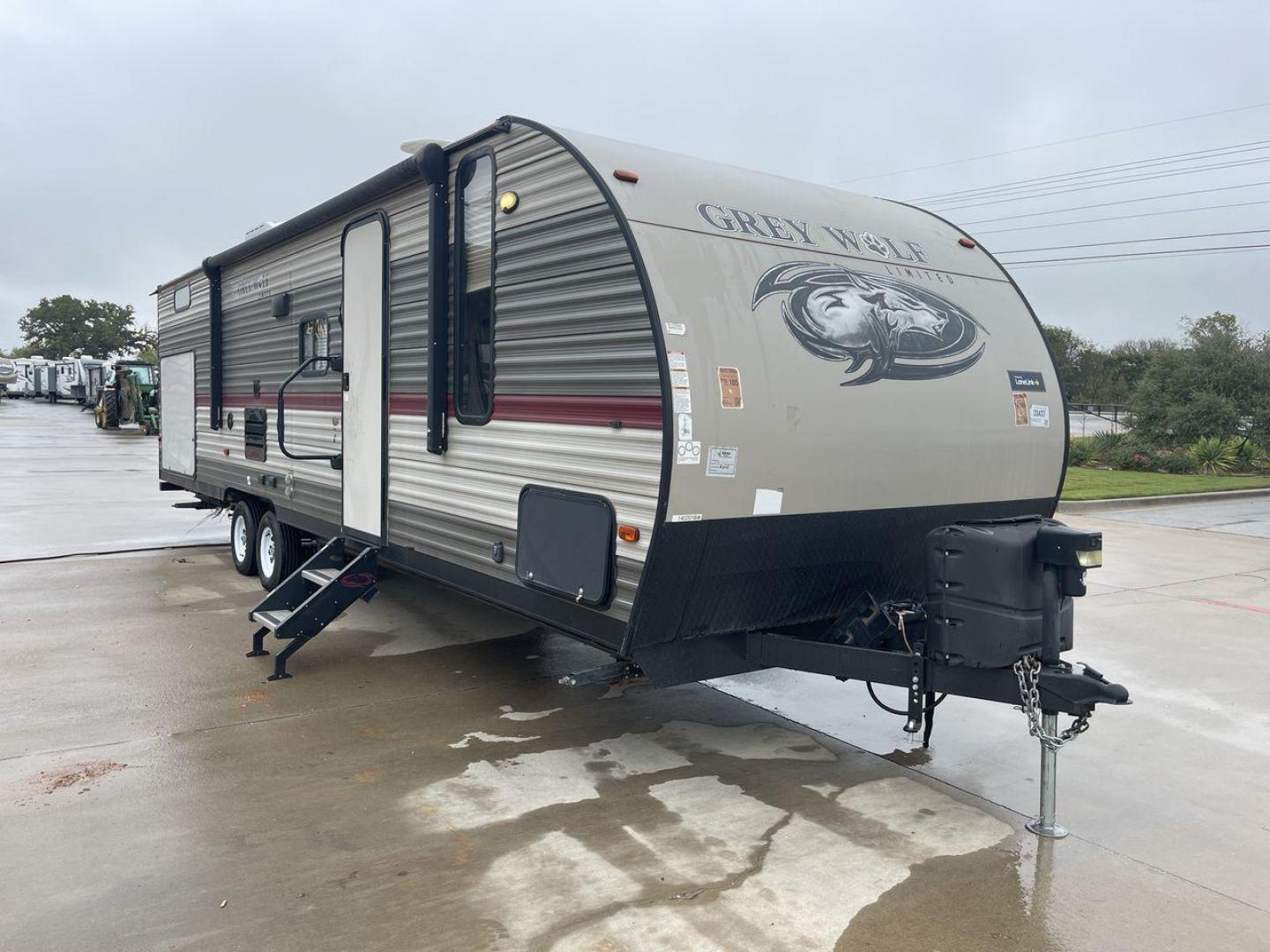 2018 FOREST RIVER GREY WOLF 29BH (4X4TCKE28JX) , Length: 33.92 ft. | Dry Weight: 6,314 lbs. | Gross Weight: 7,650 lbs. | Slides: 1 transmission, located at 4319 N Main St, Cleburne, TX, 76033, (817) 678-5133, 32.385960, -97.391212 - Photo#21