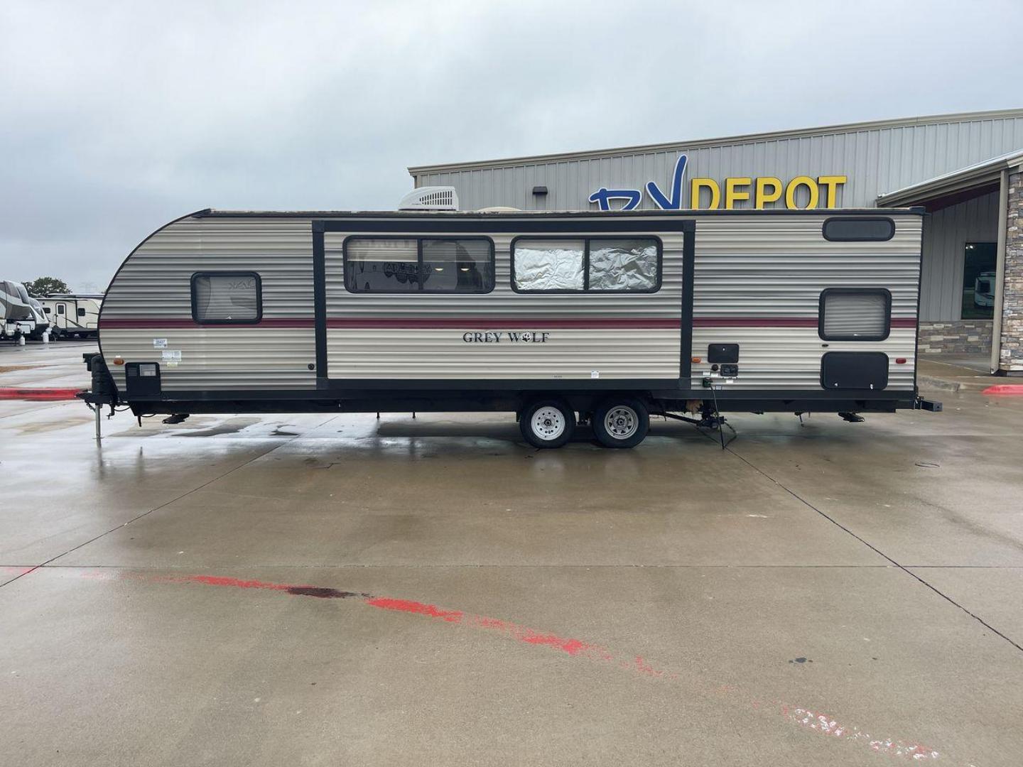 2018 FOREST RIVER GREY WOLF 29BH (4X4TCKE28JX) , Length: 33.92 ft. | Dry Weight: 6,314 lbs. | Gross Weight: 7,650 lbs. | Slides: 1 transmission, located at 4319 N Main St, Cleburne, TX, 76033, (817) 678-5133, 32.385960, -97.391212 - Photo#22