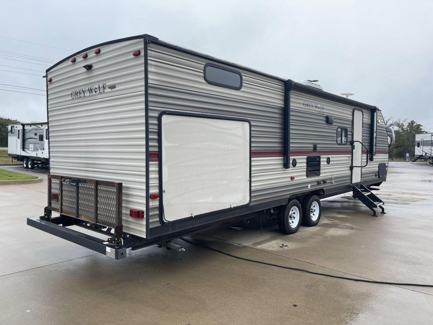 2018 FOREST RIVER GREY WOLF 29BH (4X4TCKE28JX) , Length: 33.92 ft. | Dry Weight: 6,314 lbs. | Gross Weight: 7,650 lbs. | Slides: 1 transmission, located at 4319 N Main St, Cleburne, TX, 76033, (817) 678-5133, 32.385960, -97.391212 - Photo#23