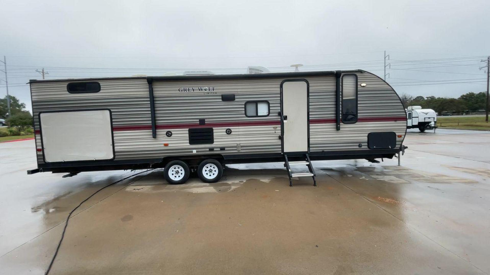 2018 FOREST RIVER GREY WOLF 29BH (4X4TCKE28JX) , Length: 33.92 ft. | Dry Weight: 6,314 lbs. | Gross Weight: 7,650 lbs. | Slides: 1 transmission, located at 4319 N Main St, Cleburne, TX, 76033, (817) 678-5133, 32.385960, -97.391212 - Photo#2