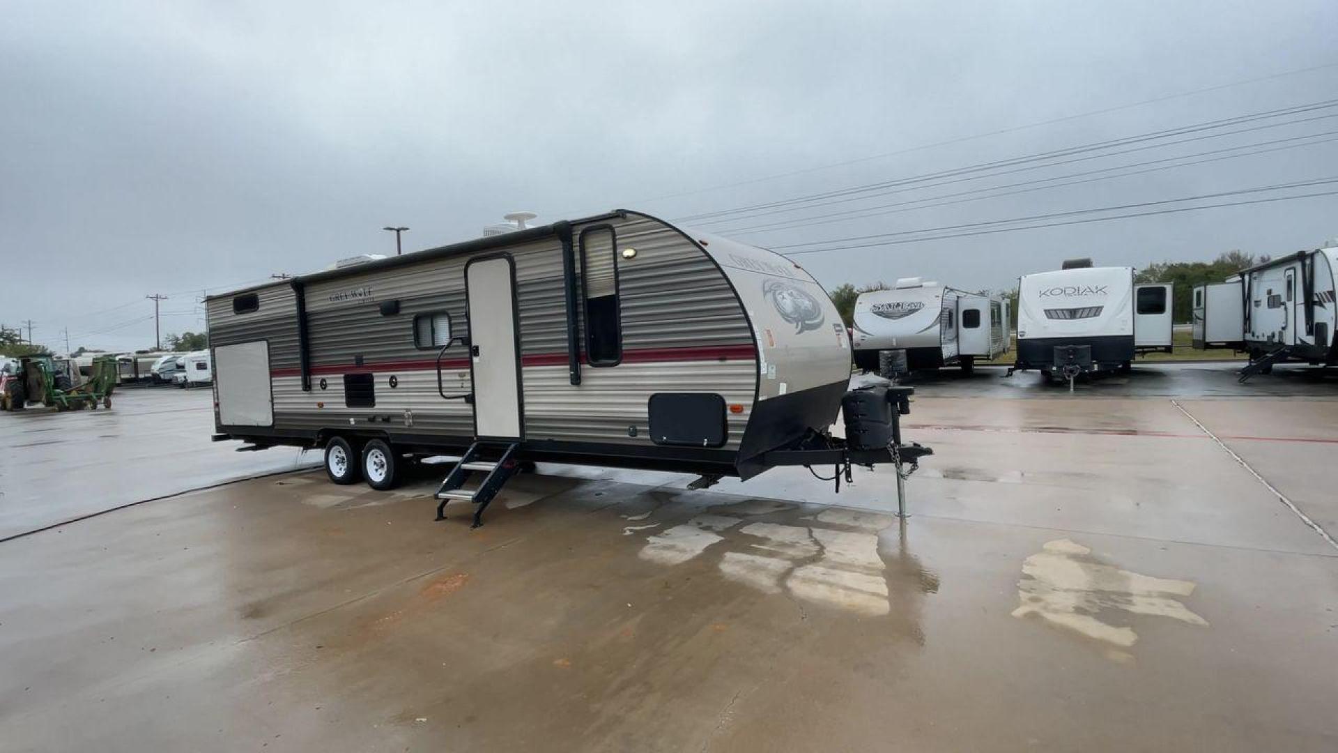 2018 FOREST RIVER GREY WOLF 29BH (4X4TCKE28JX) , Length: 33.92 ft. | Dry Weight: 6,314 lbs. | Gross Weight: 7,650 lbs. | Slides: 1 transmission, located at 4319 N Main St, Cleburne, TX, 76033, (817) 678-5133, 32.385960, -97.391212 - Photo#3