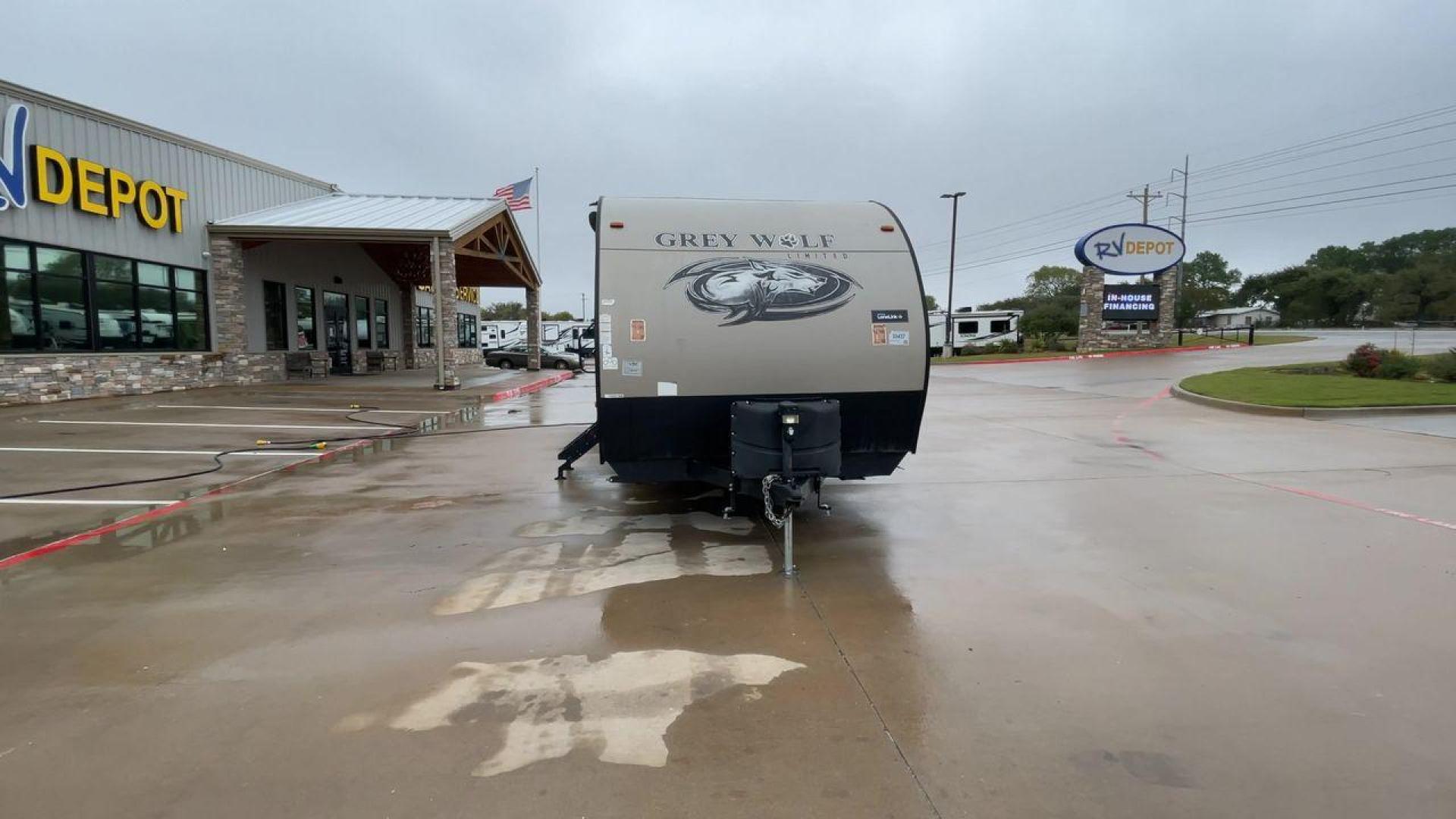 2018 FOREST RIVER GREY WOLF 29BH (4X4TCKE28JX) , Length: 33.92 ft. | Dry Weight: 6,314 lbs. | Gross Weight: 7,650 lbs. | Slides: 1 transmission, located at 4319 N Main St, Cleburne, TX, 76033, (817) 678-5133, 32.385960, -97.391212 - Photo#4