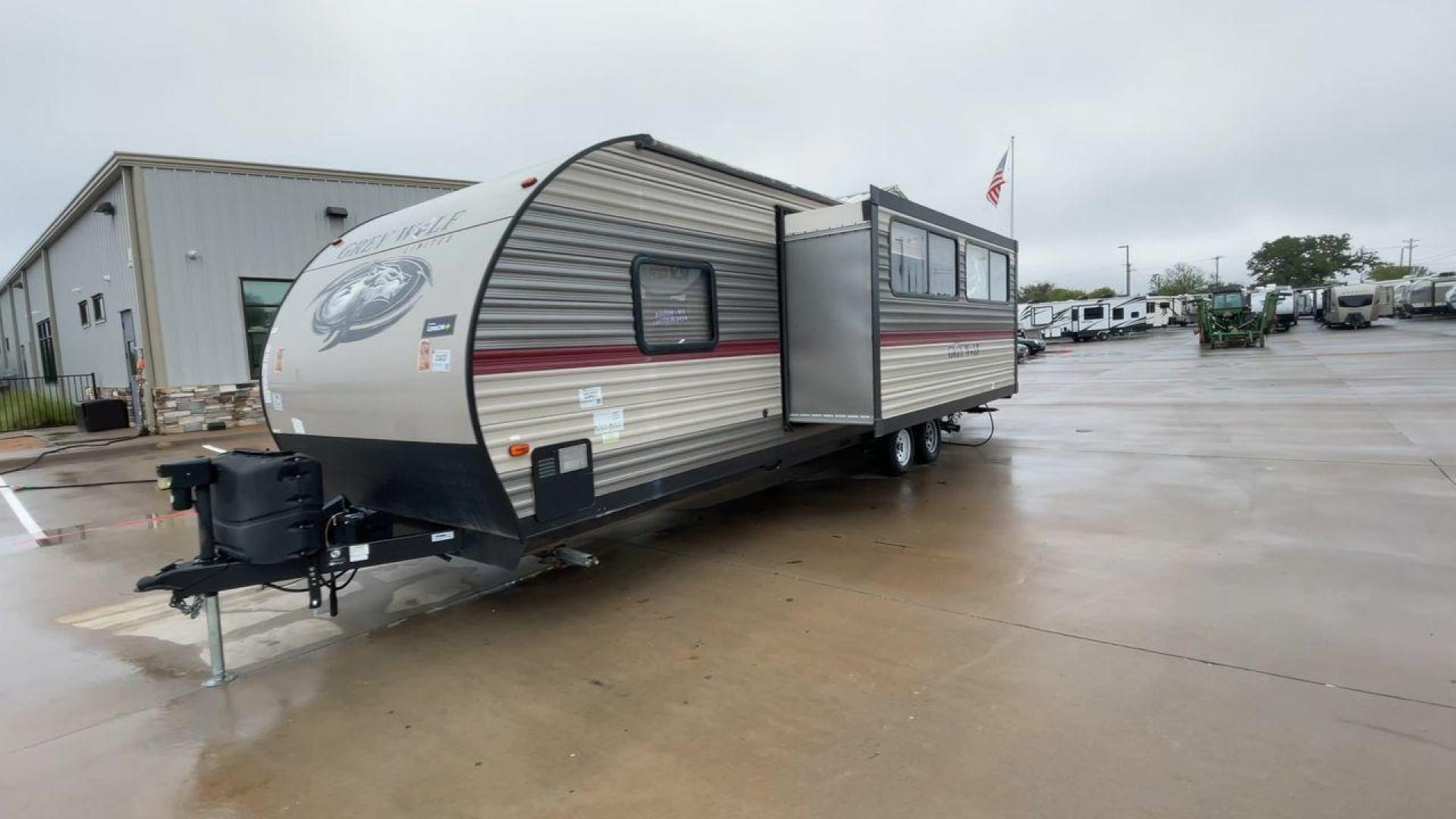 2018 FOREST RIVER GREY WOLF 29BH (4X4TCKE28JX) , Length: 33.92 ft. | Dry Weight: 6,314 lbs. | Gross Weight: 7,650 lbs. | Slides: 1 transmission, located at 4319 N Main St, Cleburne, TX, 76033, (817) 678-5133, 32.385960, -97.391212 - Photo#5