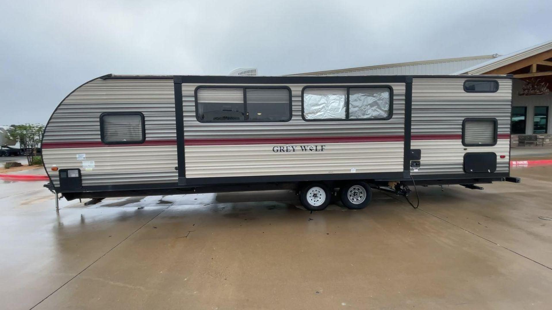 2018 FOREST RIVER GREY WOLF 29BH (4X4TCKE28JX) , Length: 33.92 ft. | Dry Weight: 6,314 lbs. | Gross Weight: 7,650 lbs. | Slides: 1 transmission, located at 4319 N Main St, Cleburne, TX, 76033, (817) 678-5133, 32.385960, -97.391212 - Photo#6