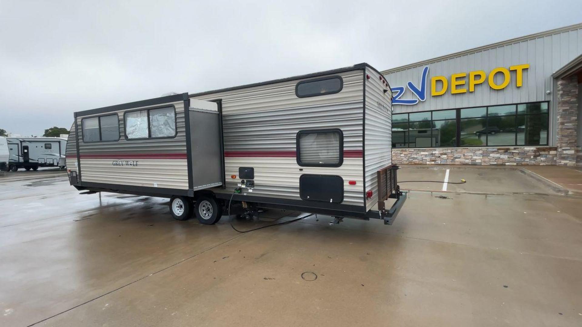 2018 FOREST RIVER GREY WOLF 29BH (4X4TCKE28JX) , Length: 33.92 ft. | Dry Weight: 6,314 lbs. | Gross Weight: 7,650 lbs. | Slides: 1 transmission, located at 4319 N Main St, Cleburne, TX, 76033, (817) 678-5133, 32.385960, -97.391212 - Photo#7