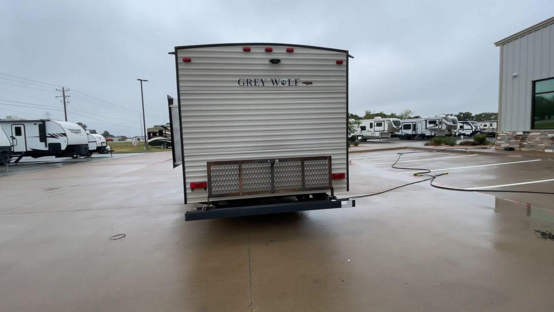 2018 FOREST RIVER GREY WOLF 29BH (4X4TCKE28JX) , Length: 33.92 ft. | Dry Weight: 6,314 lbs. | Gross Weight: 7,650 lbs. | Slides: 1 transmission, located at 4319 N Main St, Cleburne, TX, 76033, (817) 678-5133, 32.385960, -97.391212 - Photo#8