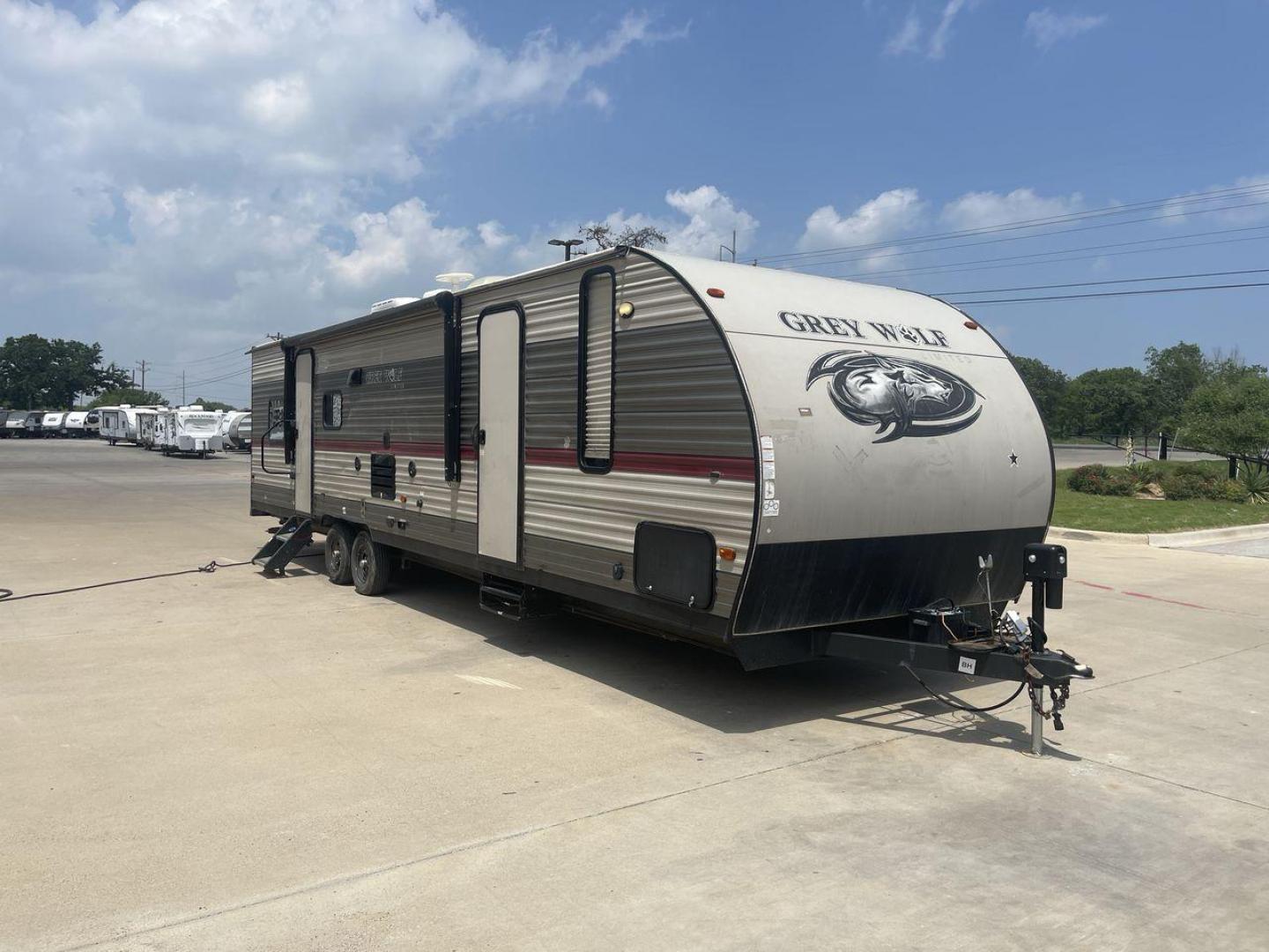 2018 TAN FOREST RIVER GREY WOLF 29TE (4X4TCKE25JX) , Length: 33.33 ft | Dry Weight: 5,960 lbs | Gross Weight: 7,934 lbs | Slides: 1 transmission, located at 4319 N Main St, Cleburne, TX, 76033, (817) 678-5133, 32.385960, -97.391212 - Photo#23