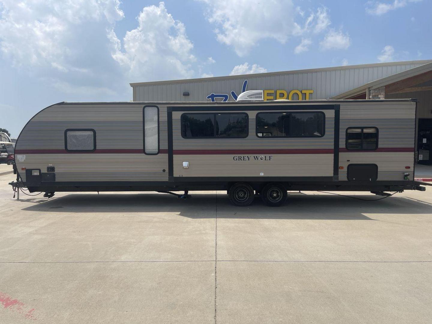 2018 TAN FOREST RIVER GREY WOLF 29TE (4X4TCKE25JX) , Length: 33.33 ft | Dry Weight: 5,960 lbs | Gross Weight: 7,934 lbs | Slides: 1 transmission, located at 4319 N Main St, Cleburne, TX, 76033, (817) 678-5133, 32.385960, -97.391212 - Photo#24