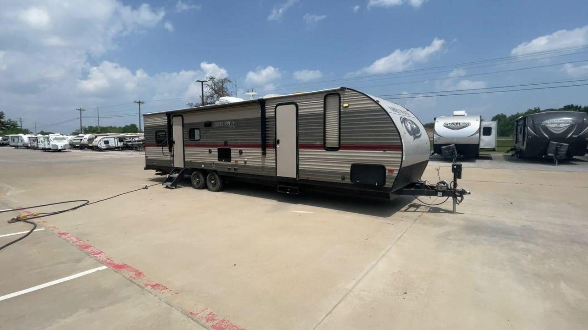 2018 TAN FOREST RIVER GREY WOLF 29TE (4X4TCKE25JX) , Length: 33.33 ft | Dry Weight: 5,960 lbs | Gross Weight: 7,934 lbs | Slides: 1 transmission, located at 4319 N Main St, Cleburne, TX, 76033, (817) 678-5133, 32.385960, -97.391212 - Photo#3