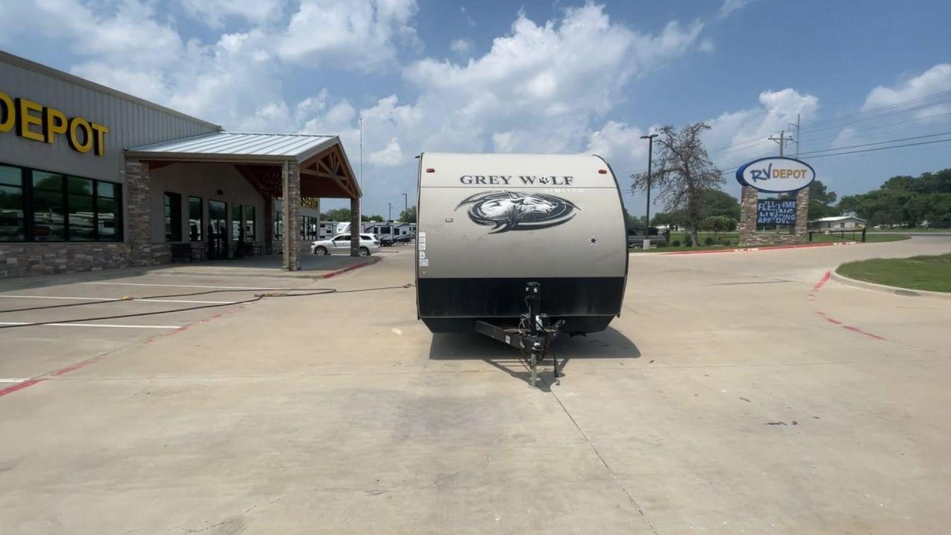 2018 TAN FOREST RIVER GREY WOLF 29TE (4X4TCKE25JX) , Length: 33.33 ft | Dry Weight: 5,960 lbs | Gross Weight: 7,934 lbs | Slides: 1 transmission, located at 4319 N Main St, Cleburne, TX, 76033, (817) 678-5133, 32.385960, -97.391212 - Photo#4