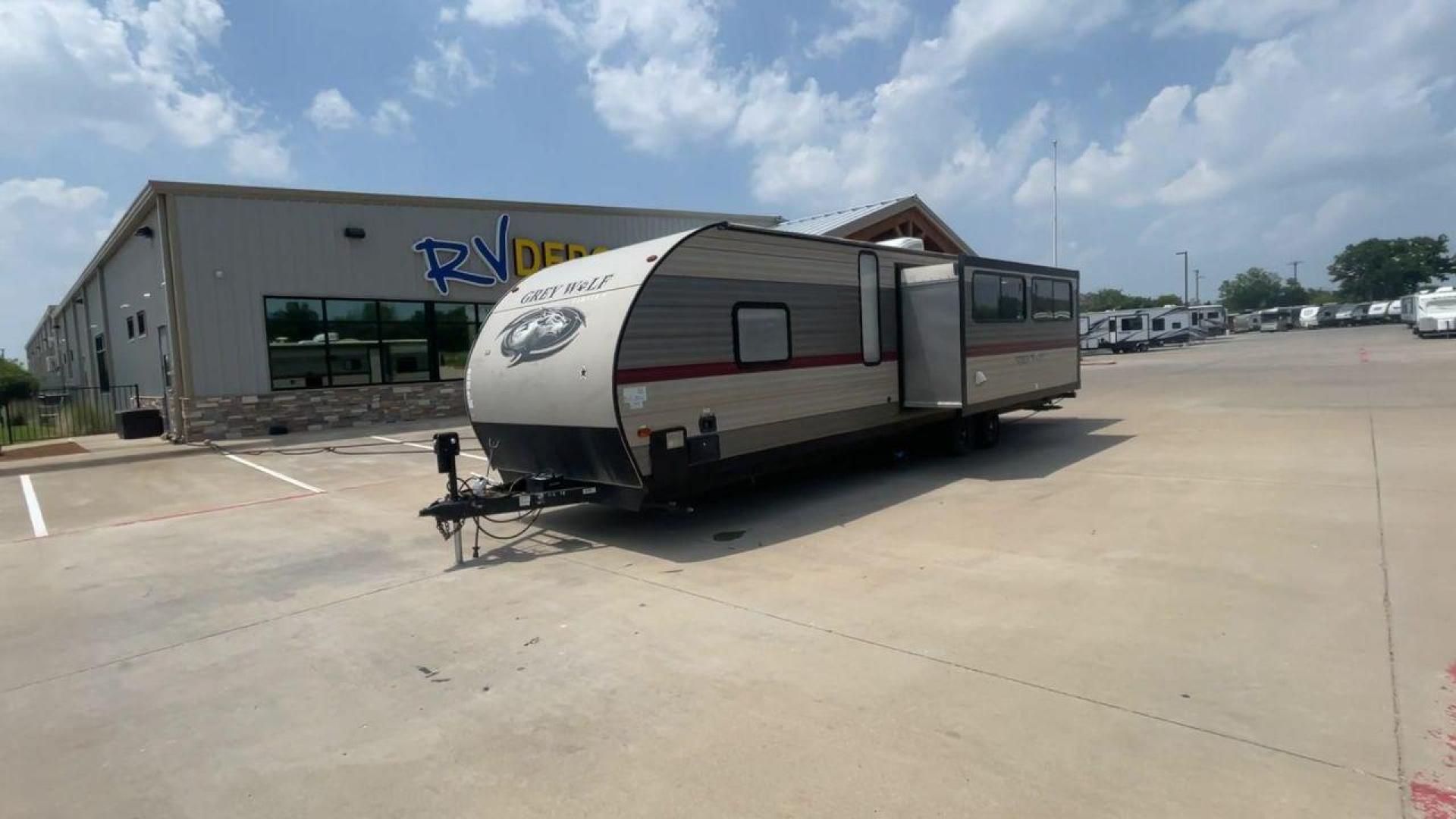 2018 TAN FOREST RIVER GREY WOLF 29TE (4X4TCKE25JX) , Length: 33.33 ft | Dry Weight: 5,960 lbs | Gross Weight: 7,934 lbs | Slides: 1 transmission, located at 4319 N Main St, Cleburne, TX, 76033, (817) 678-5133, 32.385960, -97.391212 - Photo#5