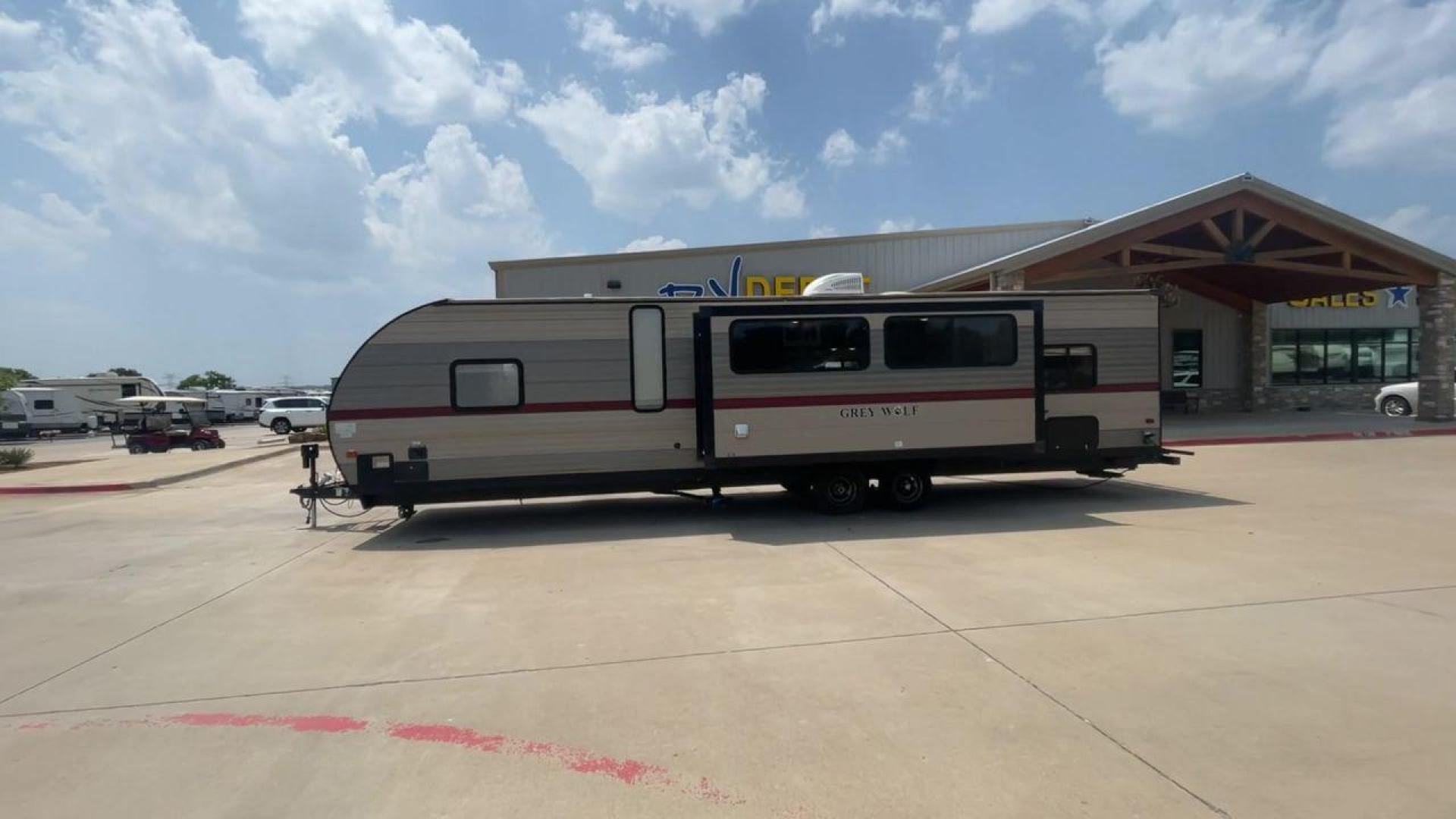 2018 TAN FOREST RIVER GREY WOLF 29TE (4X4TCKE25JX) , Length: 33.33 ft | Dry Weight: 5,960 lbs | Gross Weight: 7,934 lbs | Slides: 1 transmission, located at 4319 N Main St, Cleburne, TX, 76033, (817) 678-5133, 32.385960, -97.391212 - Photo#6