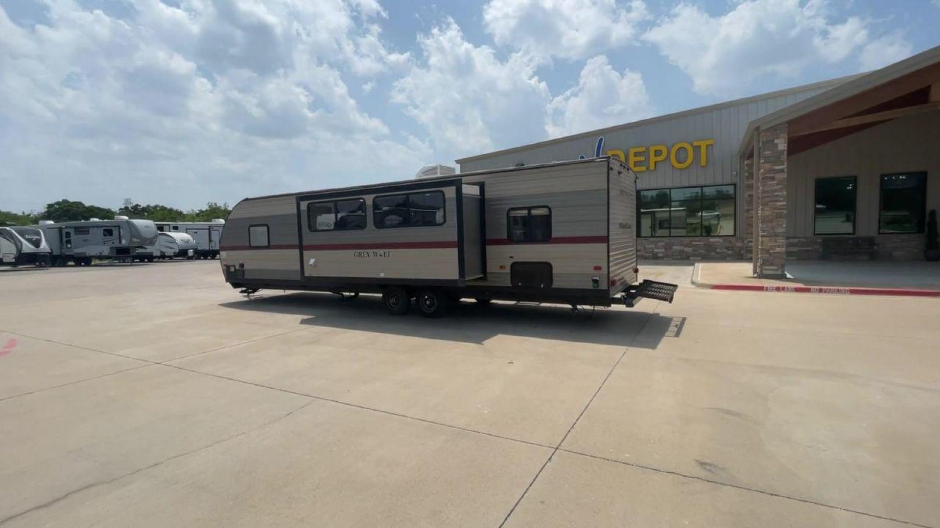 2018 TAN FOREST RIVER GREY WOLF 29TE (4X4TCKE25JX) , Length: 33.33 ft | Dry Weight: 5,960 lbs | Gross Weight: 7,934 lbs | Slides: 1 transmission, located at 4319 N Main St, Cleburne, TX, 76033, (817) 678-5133, 32.385960, -97.391212 - Photo#7