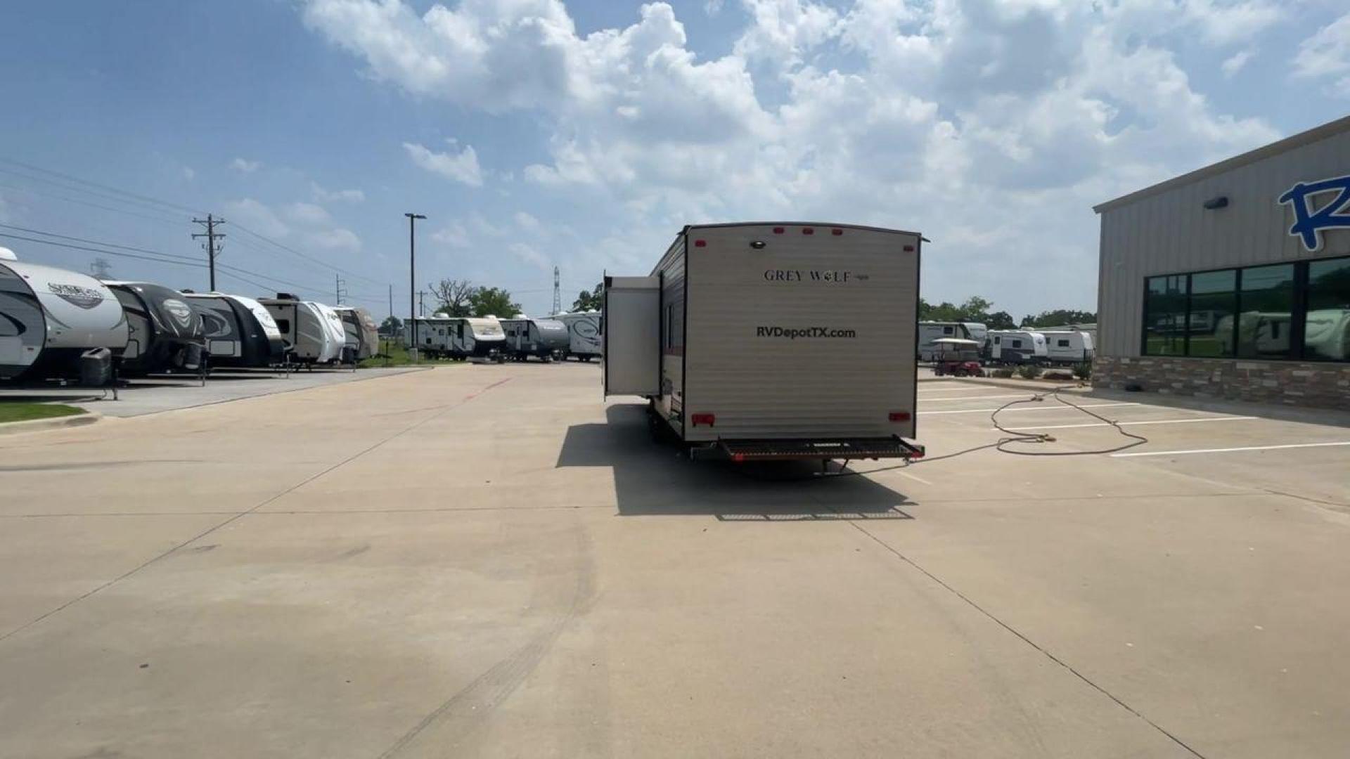 2018 TAN FOREST RIVER GREY WOLF 29TE (4X4TCKE25JX) , Length: 33.33 ft | Dry Weight: 5,960 lbs | Gross Weight: 7,934 lbs | Slides: 1 transmission, located at 4319 N Main St, Cleburne, TX, 76033, (817) 678-5133, 32.385960, -97.391212 - Photo#8