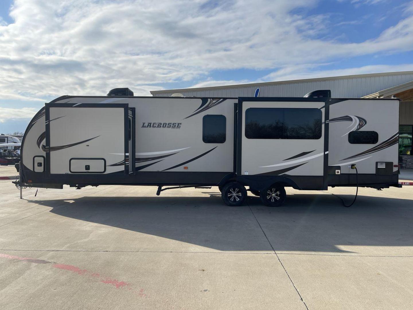 2018 FOREST RIVER LACROSSE 337RKT (5ZT2LCZB7JB) , located at 4319 N Main St, Cleburne, TX, 76033, (817) 678-5133, 32.385960, -97.391212 - Photo#23