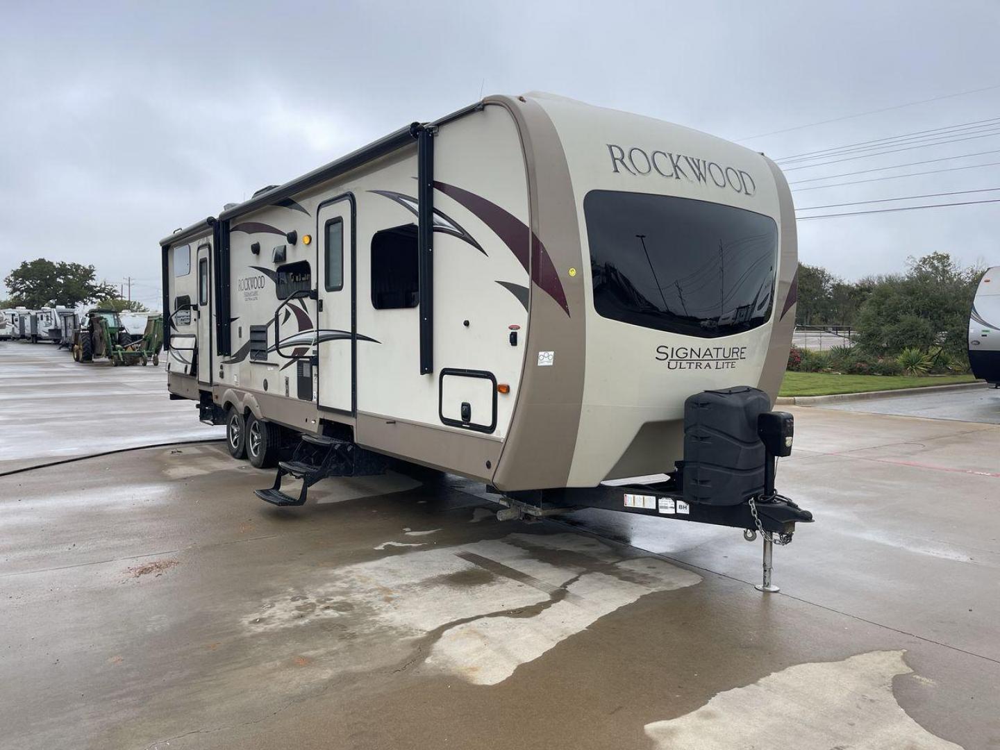 2018 FOREST RIVER ROCKWOOD 8311WS (4X4TRLG2XJ1) , Length: 34.75 ft. | Dry Weight: 8,386 lbs. | Slides: 3 transmission, located at 4319 N Main St, Cleburne, TX, 76033, (817) 678-5133, 32.385960, -97.391212 - Photo#22