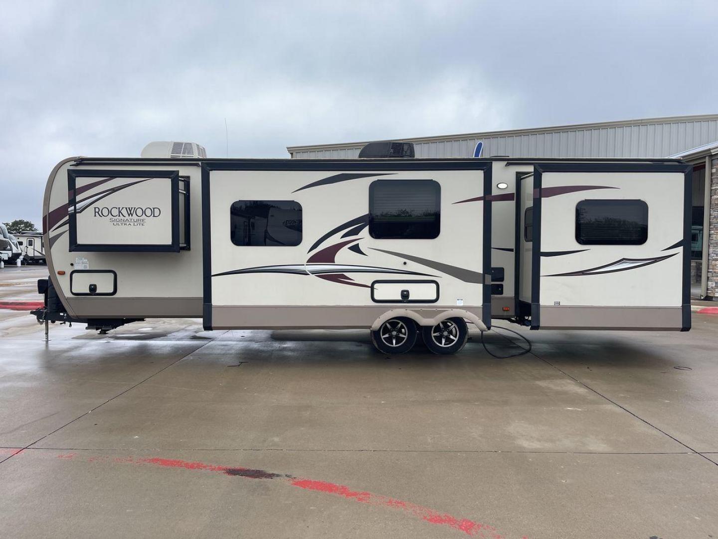 2018 FOREST RIVER ROCKWOOD 8311WS (4X4TRLG2XJ1) , Length: 34.75 ft. | Dry Weight: 8,386 lbs. | Slides: 3 transmission, located at 4319 N Main St, Cleburne, TX, 76033, (817) 678-5133, 32.385960, -97.391212 - Photo#23