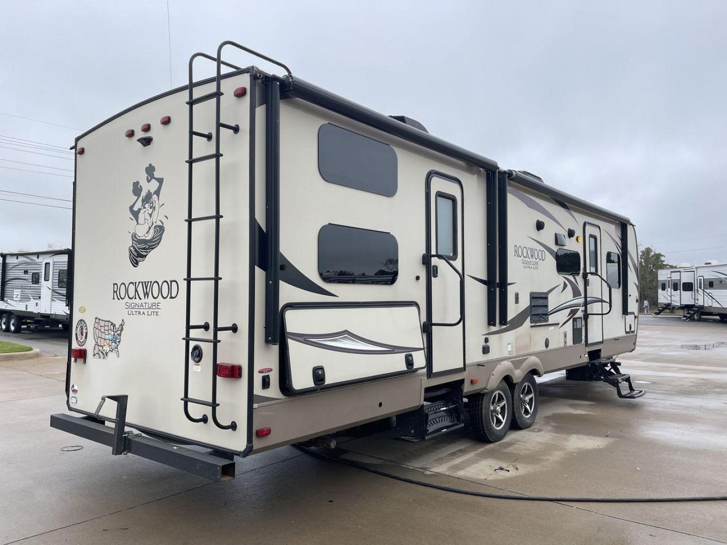 2018 FOREST RIVER ROCKWOOD 8311WS (4X4TRLG2XJ1) , Length: 34.75 ft. | Dry Weight: 8,386 lbs. | Slides: 3 transmission, located at 4319 N Main St, Cleburne, TX, 76033, (817) 678-5133, 32.385960, -97.391212 - Photo#24