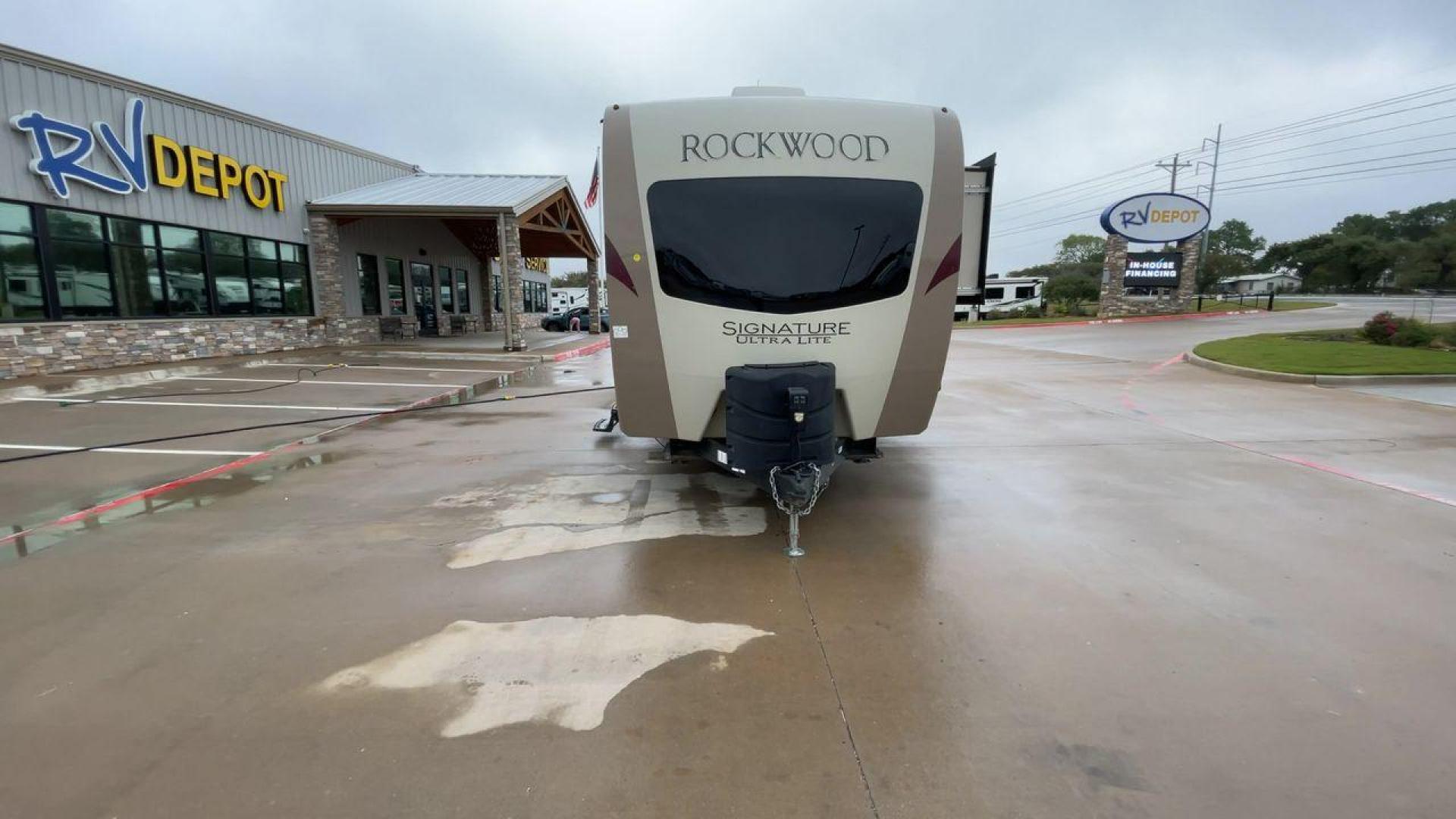 2018 FOREST RIVER ROCKWOOD 8311WS (4X4TRLG2XJ1) , Length: 34.75 ft. | Dry Weight: 8,386 lbs. | Slides: 3 transmission, located at 4319 N Main St, Cleburne, TX, 76033, (817) 678-5133, 32.385960, -97.391212 - Photo#4