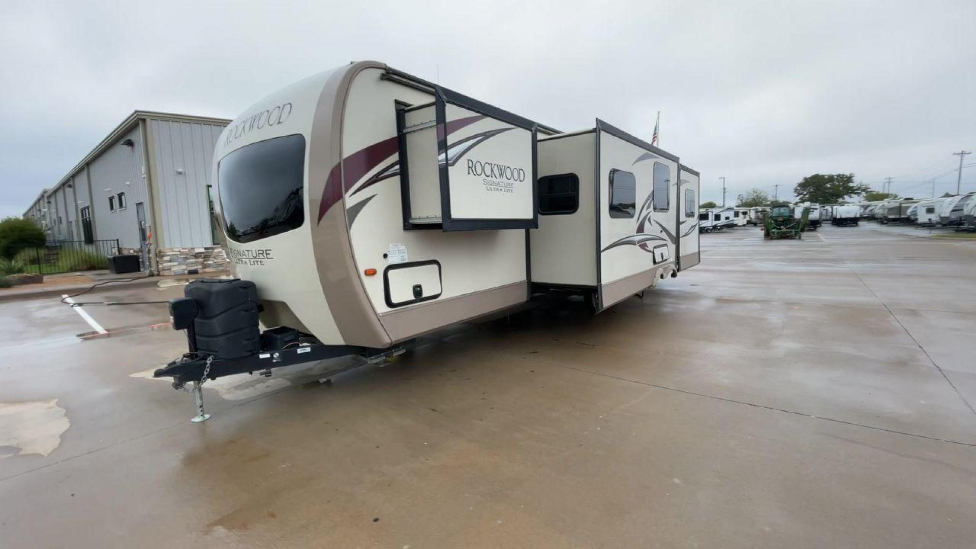 2018 FOREST RIVER ROCKWOOD 8311WS (4X4TRLG2XJ1) , Length: 34.75 ft. | Dry Weight: 8,386 lbs. | Slides: 3 transmission, located at 4319 N Main St, Cleburne, TX, 76033, (817) 678-5133, 32.385960, -97.391212 - Photo#5