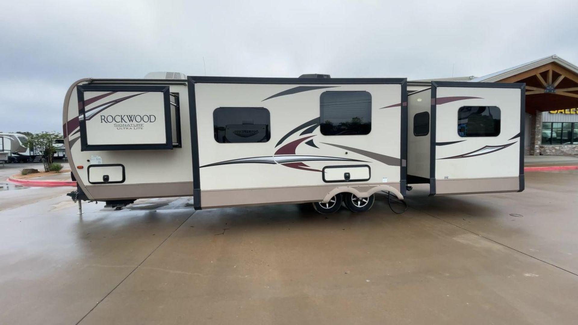 2018 FOREST RIVER ROCKWOOD 8311WS (4X4TRLG2XJ1) , Length: 34.75 ft. | Dry Weight: 8,386 lbs. | Slides: 3 transmission, located at 4319 N Main St, Cleburne, TX, 76033, (817) 678-5133, 32.385960, -97.391212 - Photo#6