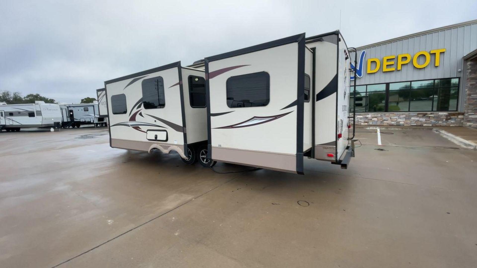 2018 FOREST RIVER ROCKWOOD 8311WS (4X4TRLG2XJ1) , Length: 34.75 ft. | Dry Weight: 8,386 lbs. | Slides: 3 transmission, located at 4319 N Main St, Cleburne, TX, 76033, (817) 678-5133, 32.385960, -97.391212 - Photo#7