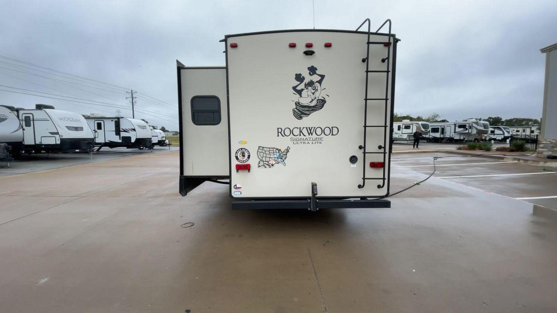 2018 FOREST RIVER ROCKWOOD 8311WS (4X4TRLG2XJ1) , Length: 34.75 ft. | Dry Weight: 8,386 lbs. | Slides: 3 transmission, located at 4319 N Main St, Cleburne, TX, 76033, (817) 678-5133, 32.385960, -97.391212 - Photo#8