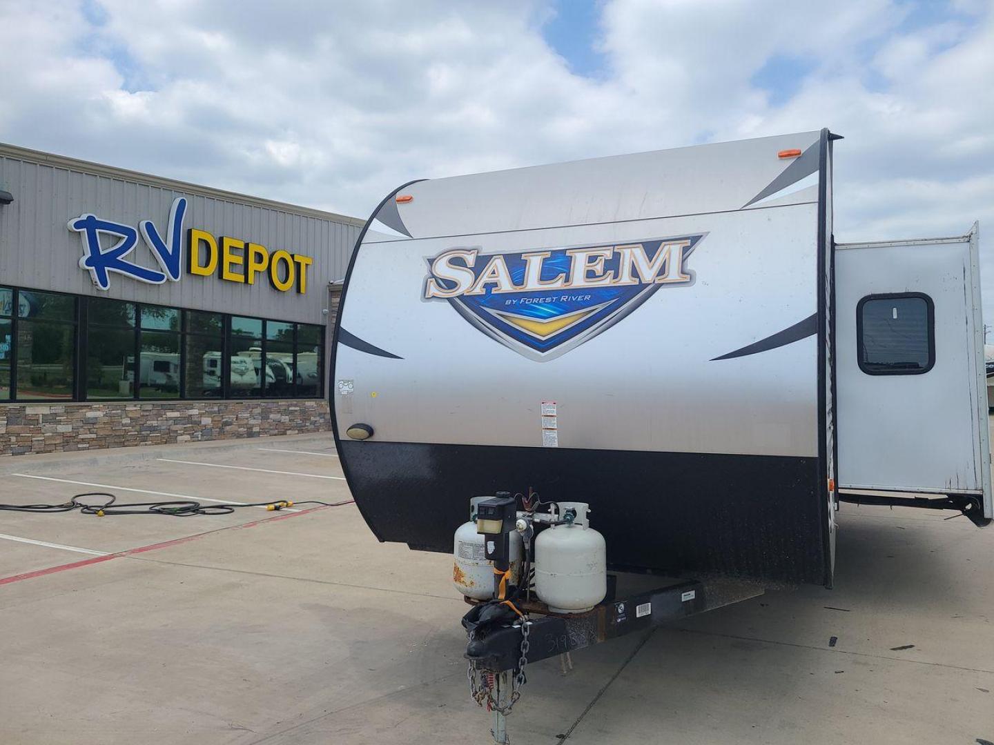 2018 FOREST RIVER SALEM 27DBUD (4X4TSMC28JA) , Length: 29.5 ft. | Dry Weight: 6,223 lbs. | Slides: 1 transmission, located at 4319 N Main St, Cleburne, TX, 76033, (817) 678-5133, 32.385960, -97.391212 - Photo#0