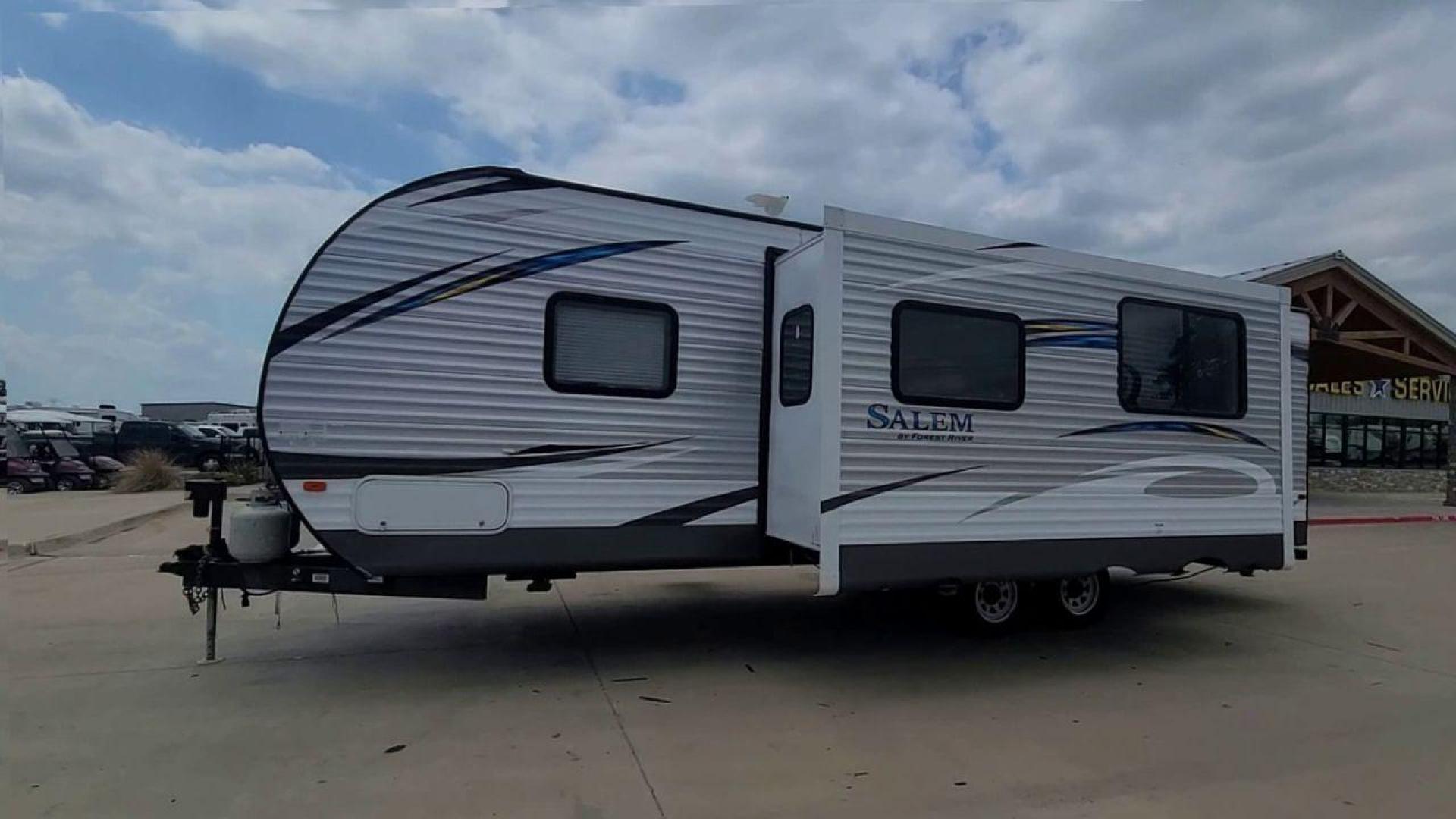 2018 FOREST RIVER SALEM 27DBUD (4X4TSMC28JA) , Length: 29.5 ft. | Dry Weight: 6,223 lbs. | Slides: 1 transmission, located at 4319 N Main St, Cleburne, TX, 76033, (817) 678-5133, 32.385960, -97.391212 - Photo#3