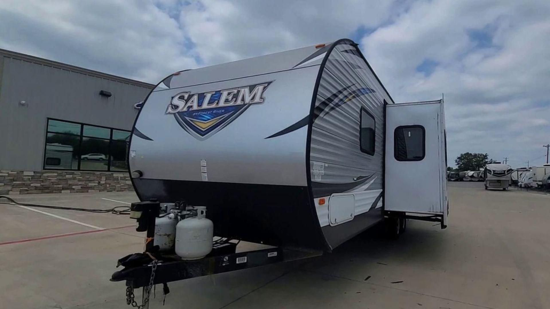 2018 FOREST RIVER SALEM 27DBUD (4X4TSMC28JA) , Length: 29.5 ft. | Dry Weight: 6,223 lbs. | Slides: 1 transmission, located at 4319 N Main St, Cleburne, TX, 76033, (817) 678-5133, 32.385960, -97.391212 - Photo#4