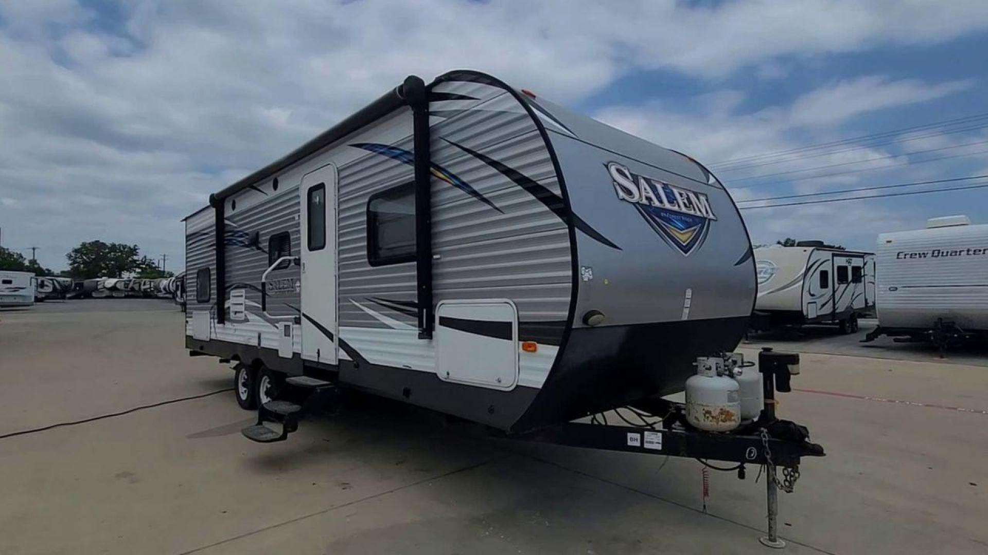 2018 FOREST RIVER SALEM 27DBUD (4X4TSMC28JA) , Length: 29.5 ft. | Dry Weight: 6,223 lbs. | Slides: 1 transmission, located at 4319 N Main St, Cleburne, TX, 76033, (817) 678-5133, 32.385960, -97.391212 - Photo#5