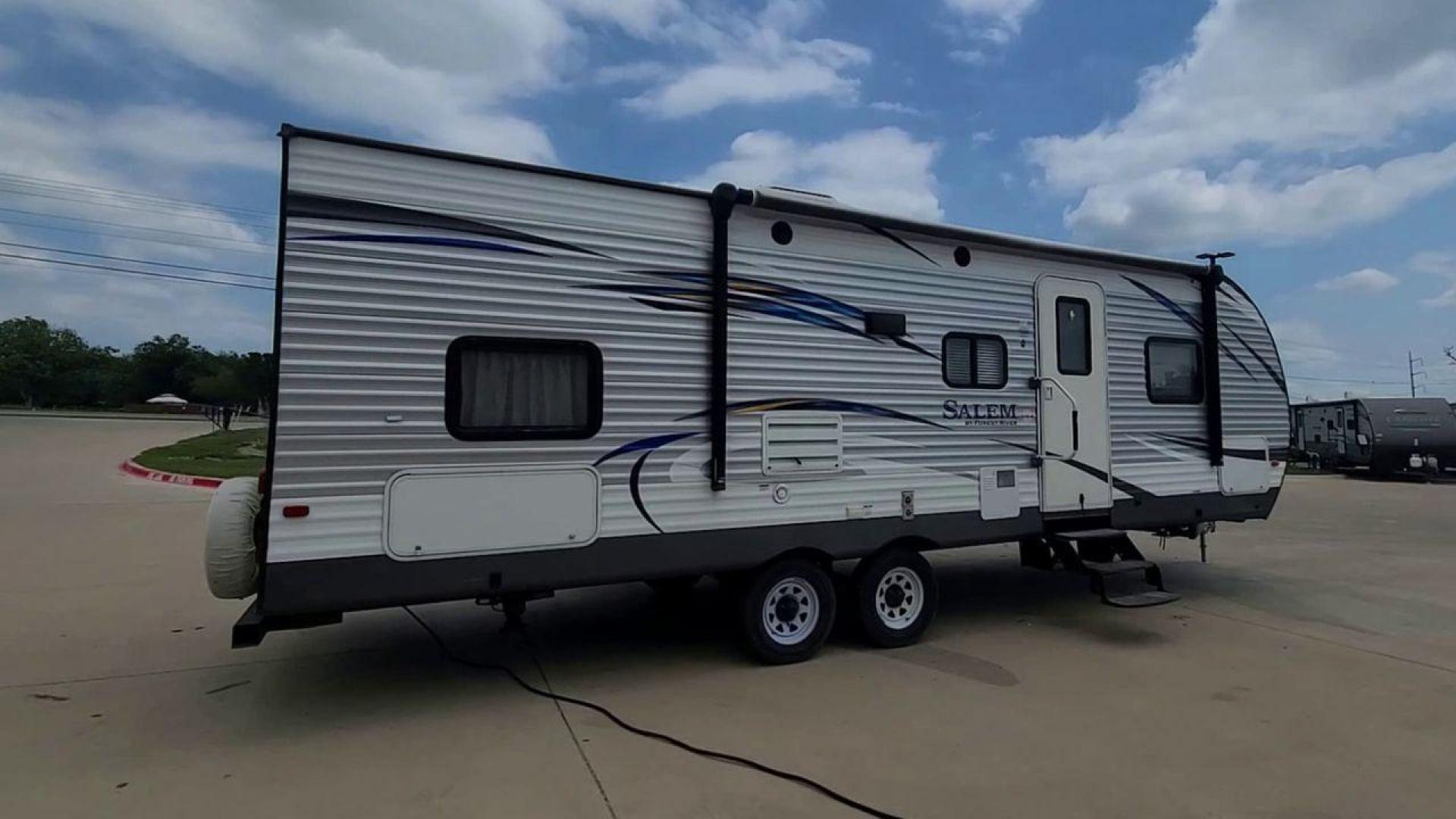 2018 FOREST RIVER SALEM 27DBUD (4X4TSMC28JA) , Length: 29.5 ft. | Dry Weight: 6,223 lbs. | Slides: 1 transmission, located at 4319 N Main St, Cleburne, TX, 76033, (817) 678-5133, 32.385960, -97.391212 - Photo#7