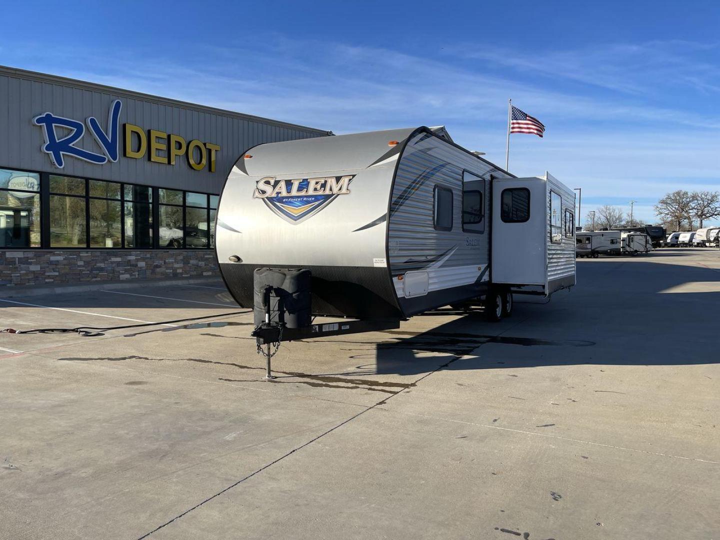 2018 FOREST RIVER SALEM 28RLSS (4X4TSMD20JA) , located at 4319 N Main St, Cleburne, TX, 76033, (817) 678-5133, 32.385960, -97.391212 - Photo#0