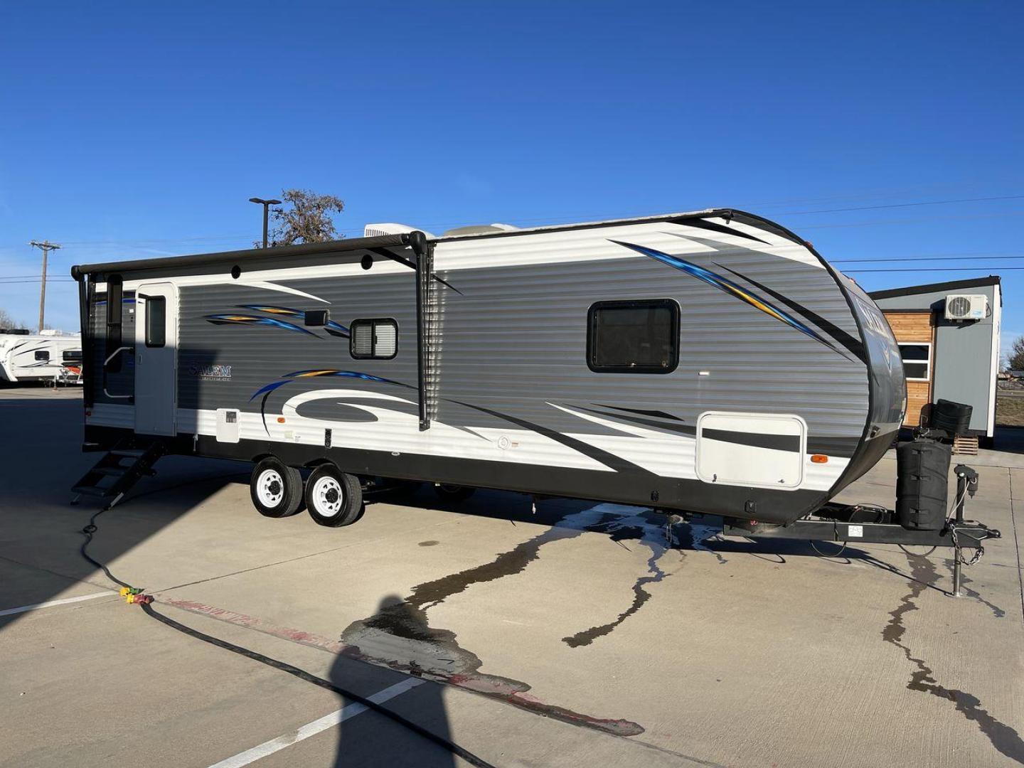 2018 FOREST RIVER SALEM 28RLSS (4X4TSMD20JA) , located at 4319 N Main St, Cleburne, TX, 76033, (817) 678-5133, 32.385960, -97.391212 - Photo#22