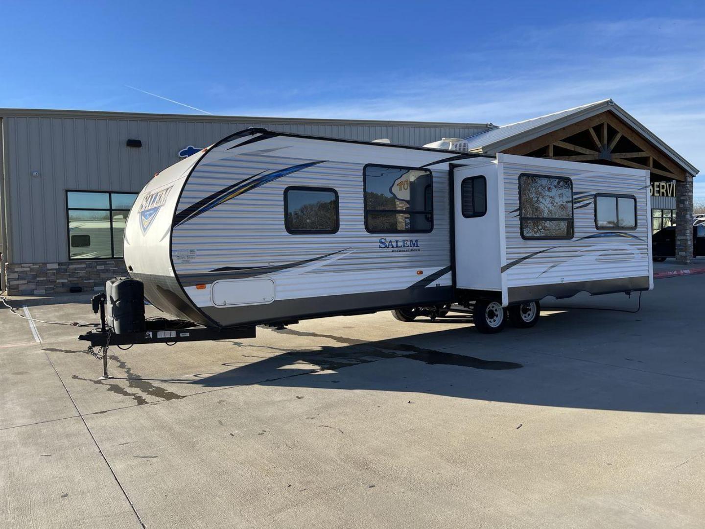 2018 FOREST RIVER SALEM 28RLSS (4X4TSMD20JA) , located at 4319 N Main St, Cleburne, TX, 76033, (817) 678-5133, 32.385960, -97.391212 - Photo#23