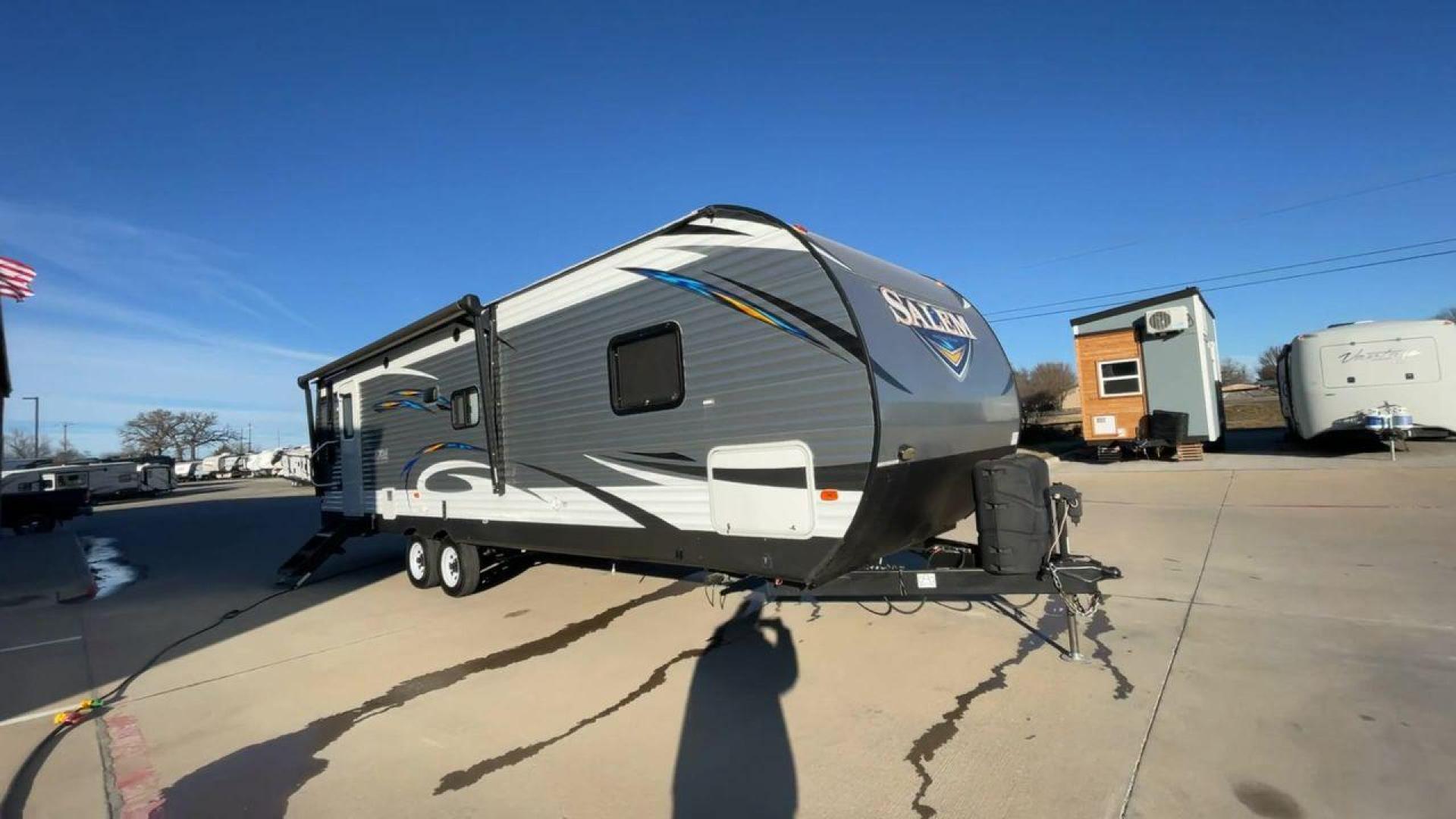 2018 FOREST RIVER SALEM 28RLSS (4X4TSMD20JA) , located at 4319 N Main St, Cleburne, TX, 76033, (817) 678-5133, 32.385960, -97.391212 - Photo#3