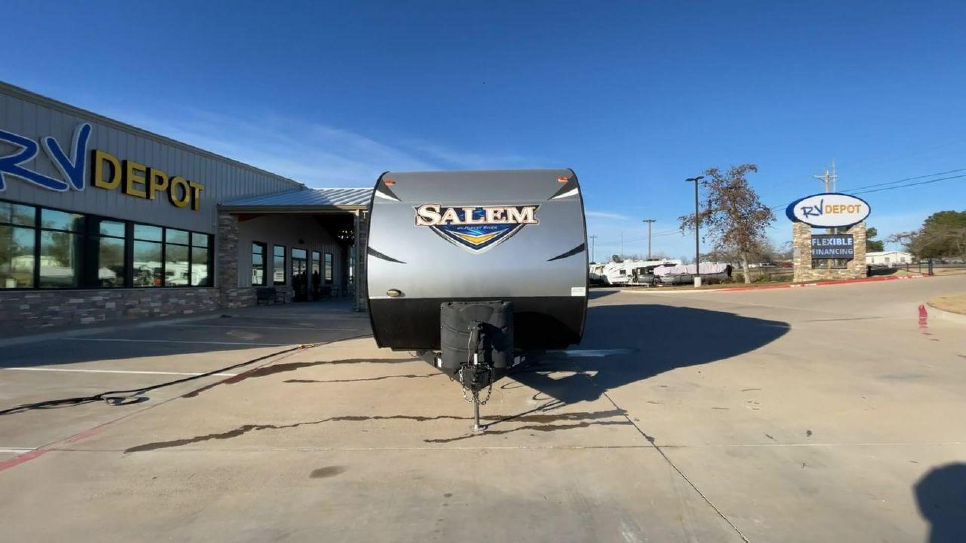 2018 FOREST RIVER SALEM 28RLSS (4X4TSMD20JA) , located at 4319 N Main St, Cleburne, TX, 76033, (817) 678-5133, 32.385960, -97.391212 - Photo#4