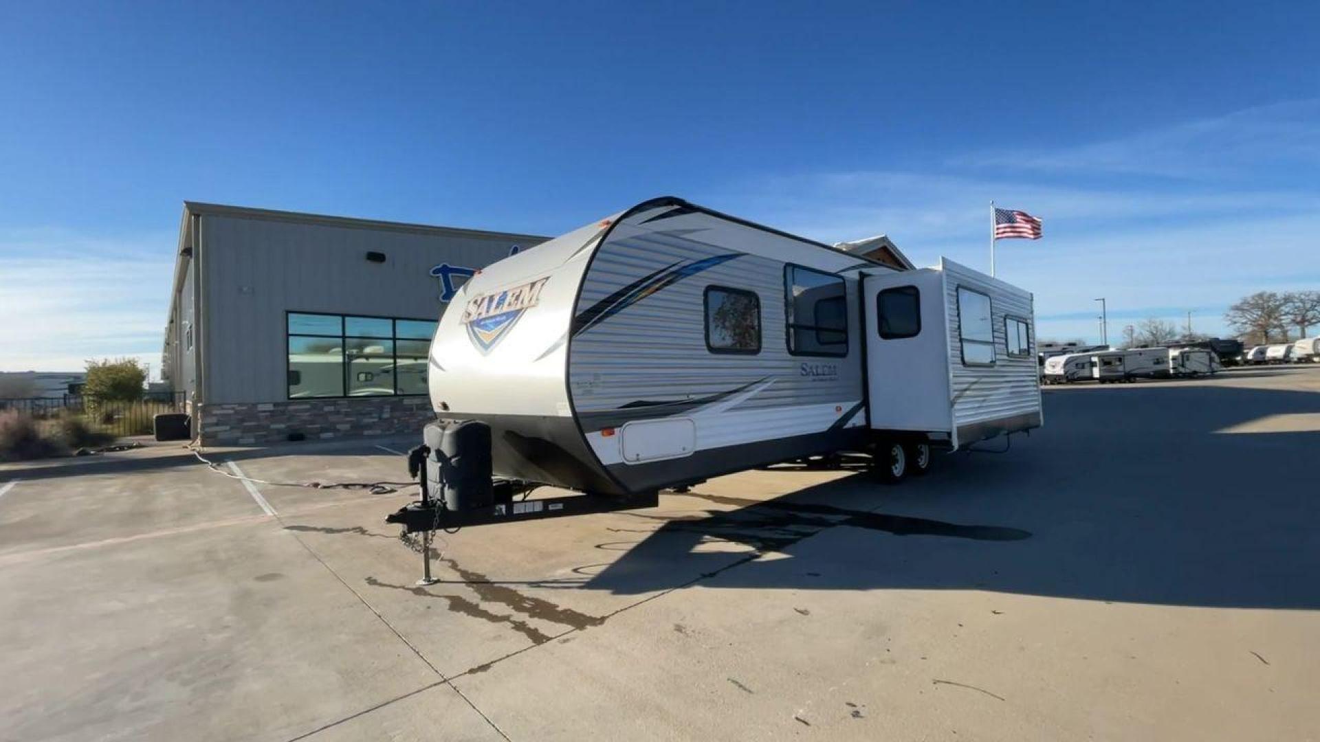 2018 FOREST RIVER SALEM 28RLSS (4X4TSMD20JA) , located at 4319 N Main St, Cleburne, TX, 76033, (817) 678-5133, 32.385960, -97.391212 - Photo#5