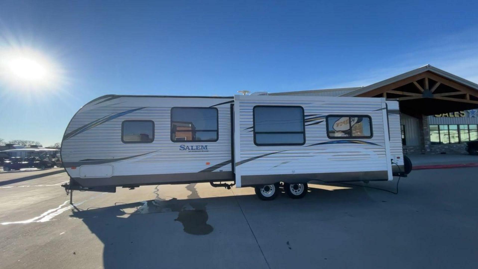 2018 FOREST RIVER SALEM 28RLSS (4X4TSMD20JA) , located at 4319 N Main St, Cleburne, TX, 76033, (817) 678-5133, 32.385960, -97.391212 - Photo#6