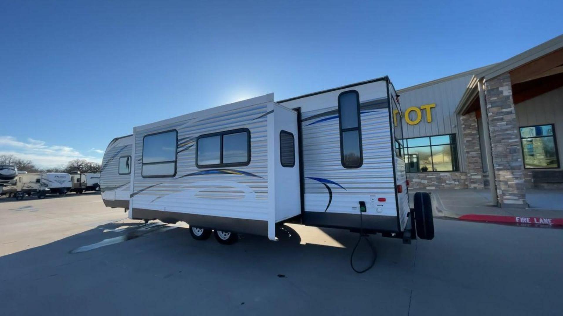 2018 FOREST RIVER SALEM 28RLSS (4X4TSMD20JA) , located at 4319 N Main St, Cleburne, TX, 76033, (817) 678-5133, 32.385960, -97.391212 - Photo#7