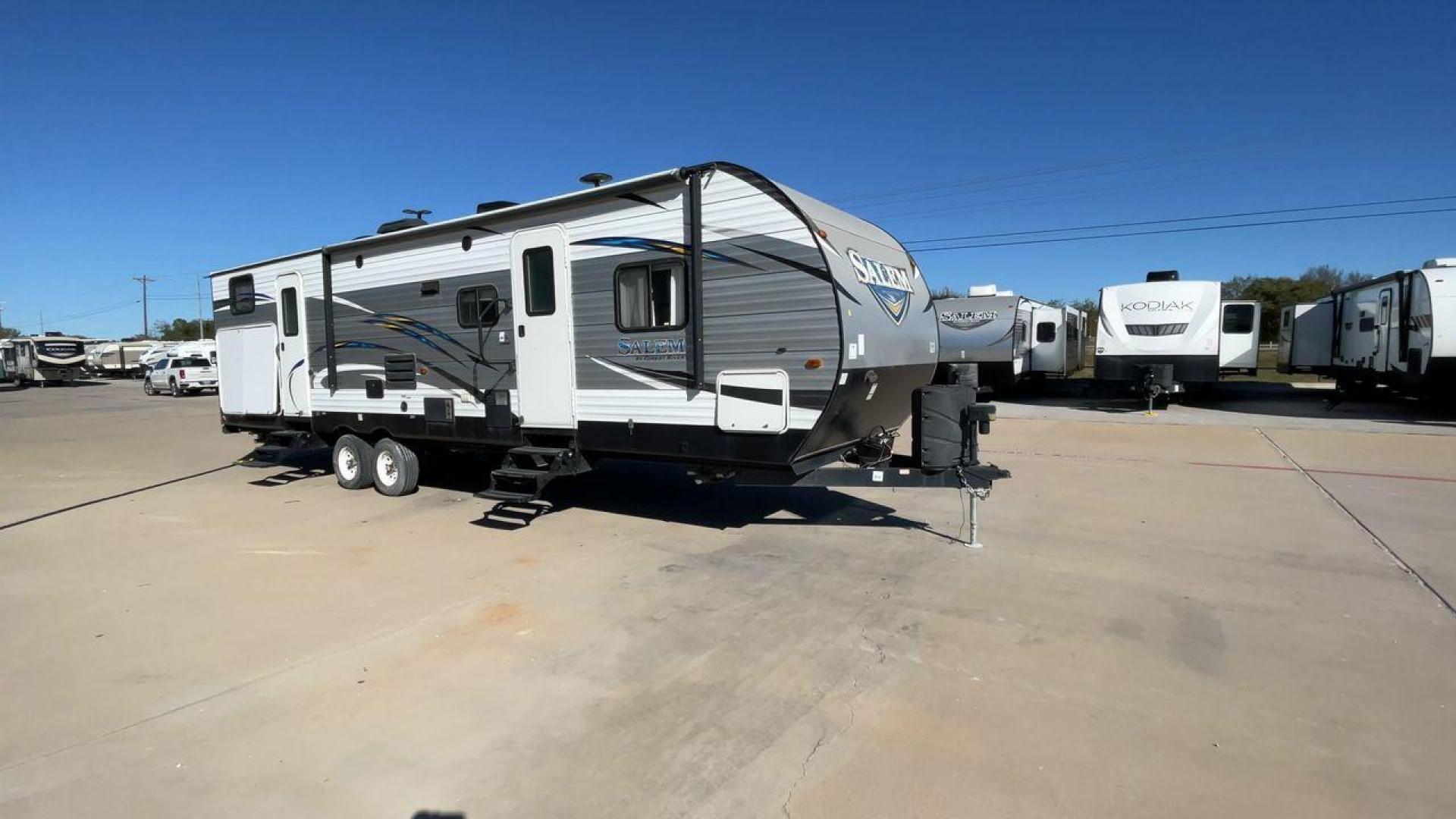 2018 FOREST RIVER SALEM 32BHDS (4X4TSMH22JC) , Length: 35.67 ft. | Dry Weight: 7,993 lbs. | Gross Weight: 11,019 lbs. | Slides: 2 transmission, located at 4319 N Main St, Cleburne, TX, 76033, (817) 678-5133, 32.385960, -97.391212 - The 2018 Forest River Salem 32BHDS is an ideal travel trailer for families seeking both space and comfort during their outdoor adventures. With a length of 35.67 feet, this trailer offers ample room for everyone to stretch out and enjoy the ride. Weighing in at 7,993 lbs. dry and with a gross weight - Photo#3